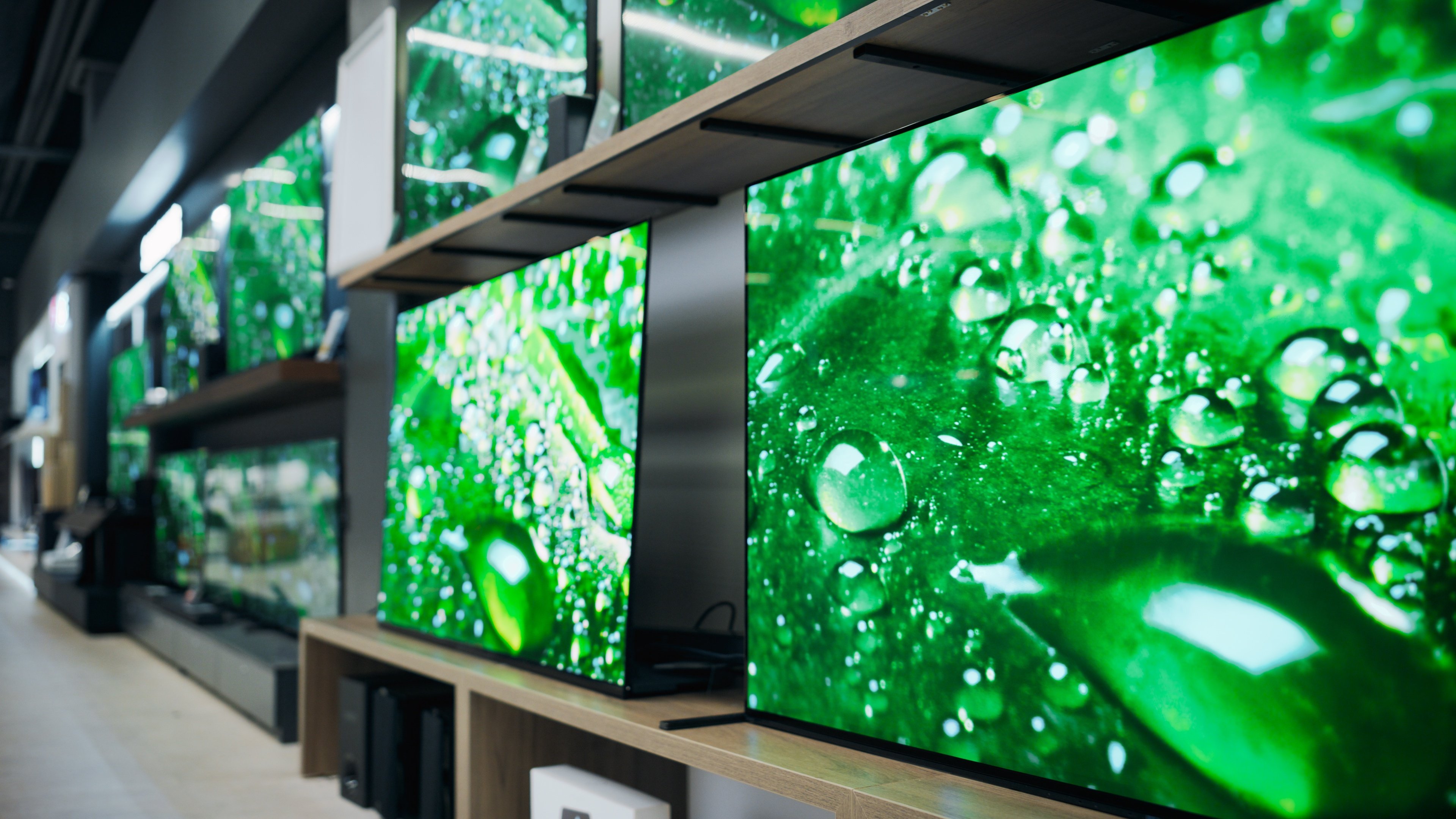 Face à la multiplication des publicités et des recommandations sur les Smart TV, des développeurs utilisent l'IA pour reprendre le contrôle de leur interface. © Gorodenkoff / Shutterstock