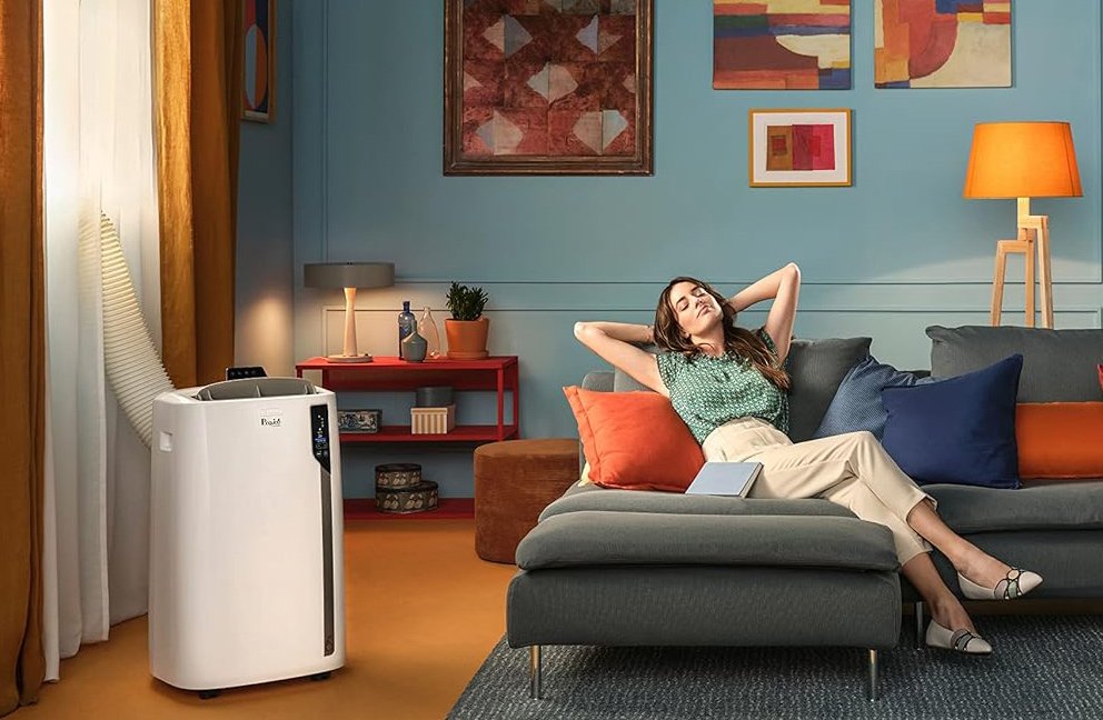Une femme en train de profiter de la puissance de son climatiseur de 12000 BT.. euh 3 513 W ! © De'Longhi