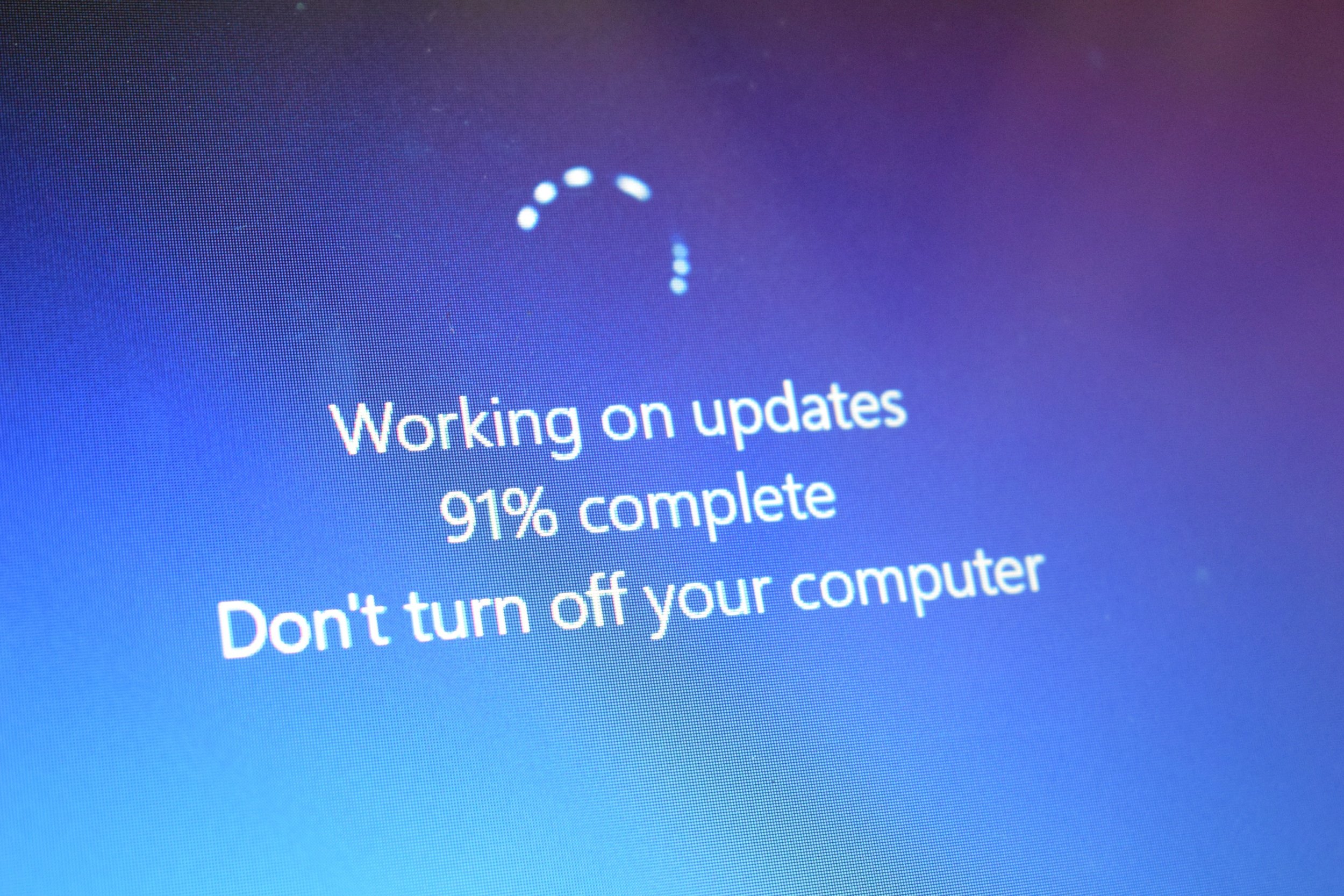 Malgré les alertes Windows Update, la mise à jour buguée devrait s'installer correctement sur votre PC Windows 10 une fois la machine redémarrée. © putrakurniawan78 / Shutterstock