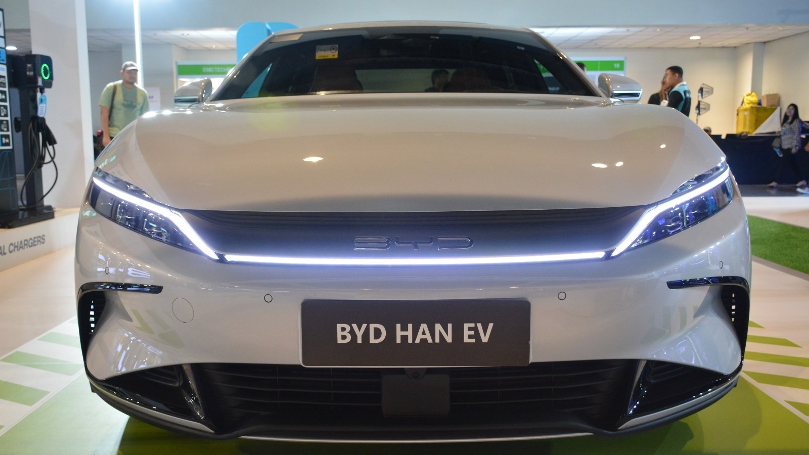 La berline Han et le SUV Tang de BYD seraient les premiers modèles à bénéficier de la technologie de Fuyao - ©WE_Si / Shutterstock