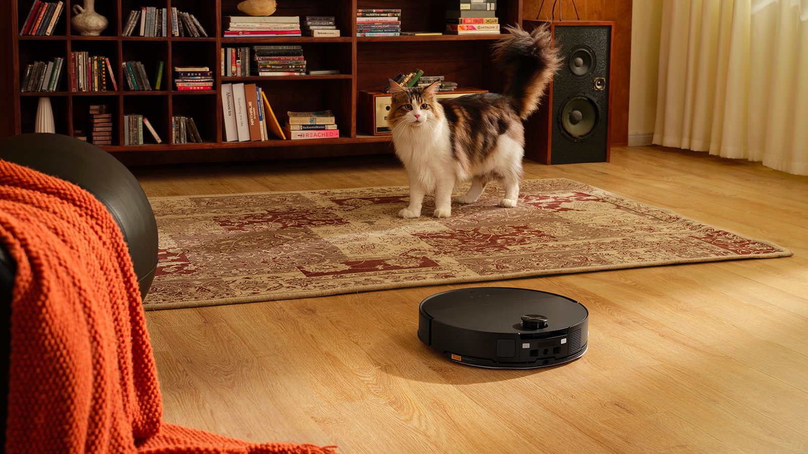 Malgré son format fin, ce robot embarque un capteur LDS rétractable pour une navigation laser précise, même sous les meubles bas. ©Roborock