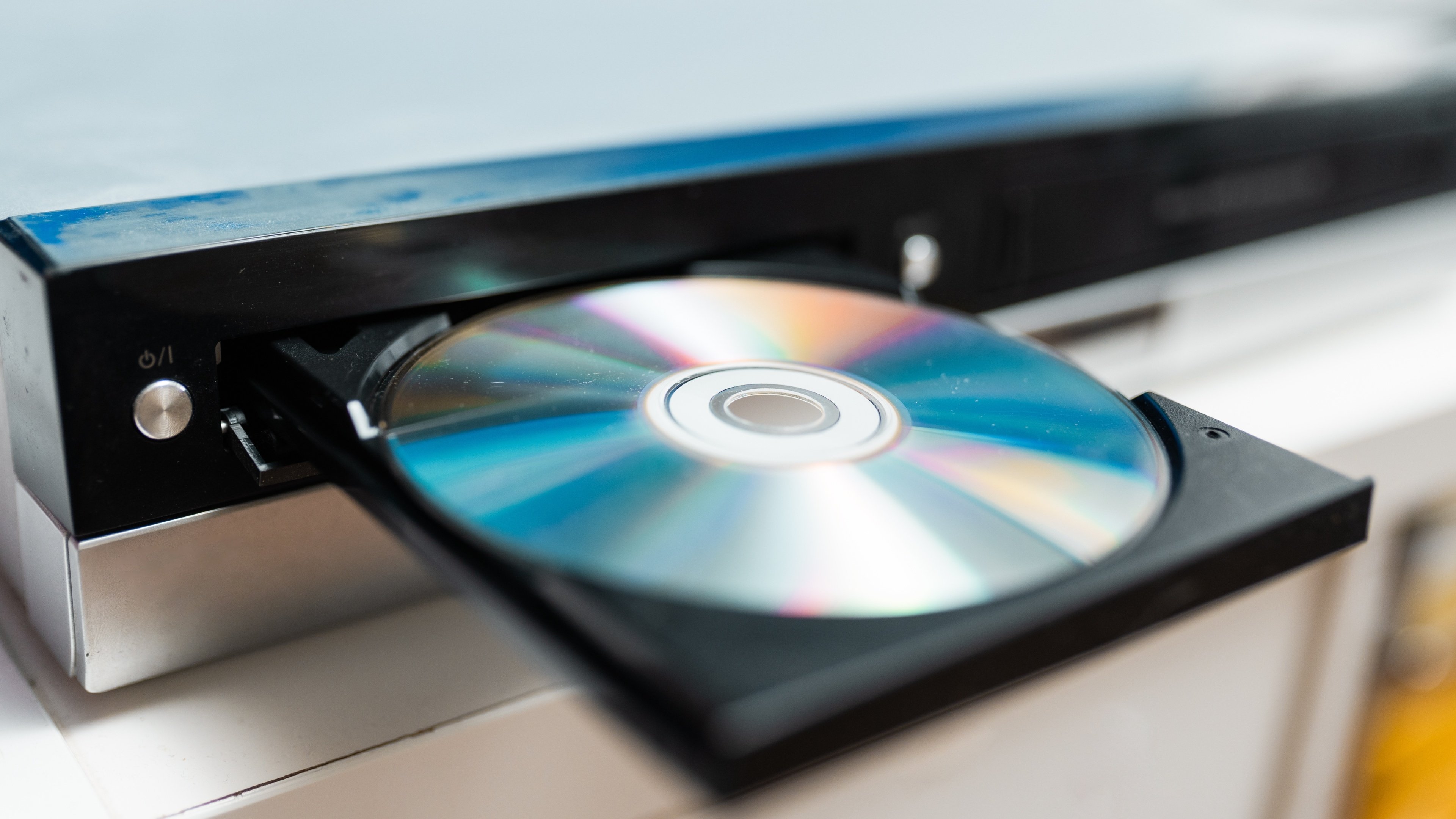 Alors que les grands constructeurs se retirent peu à peu, de nouvelles marques tentent de faire vivre le marché des lecteurs Blu-ray 4K. © ArtCreationsDesignPhoto / Shutterstock