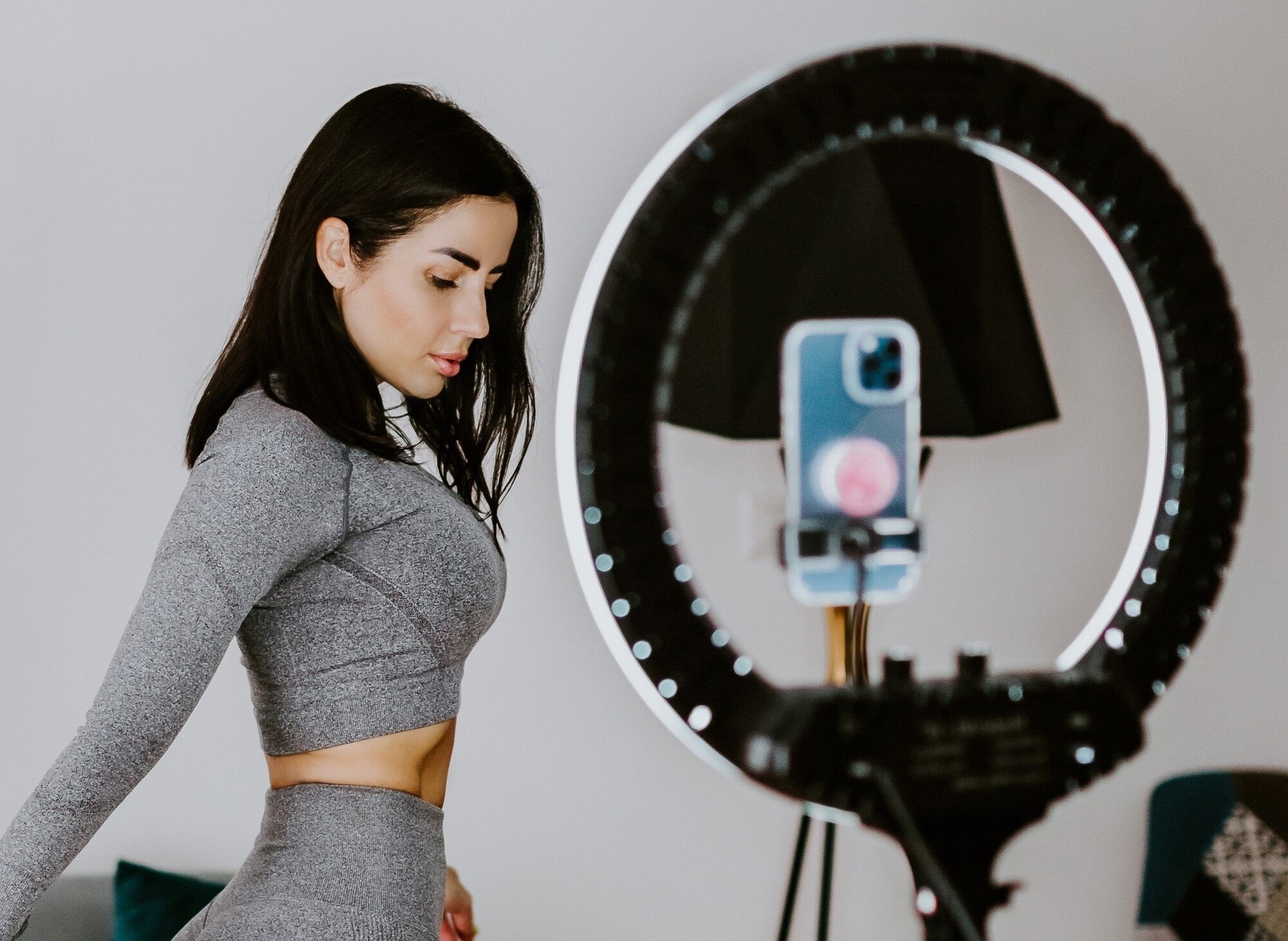 La pub pour la fast fashion par les influenceurs, c'est fini © frco / Shutterstock.com