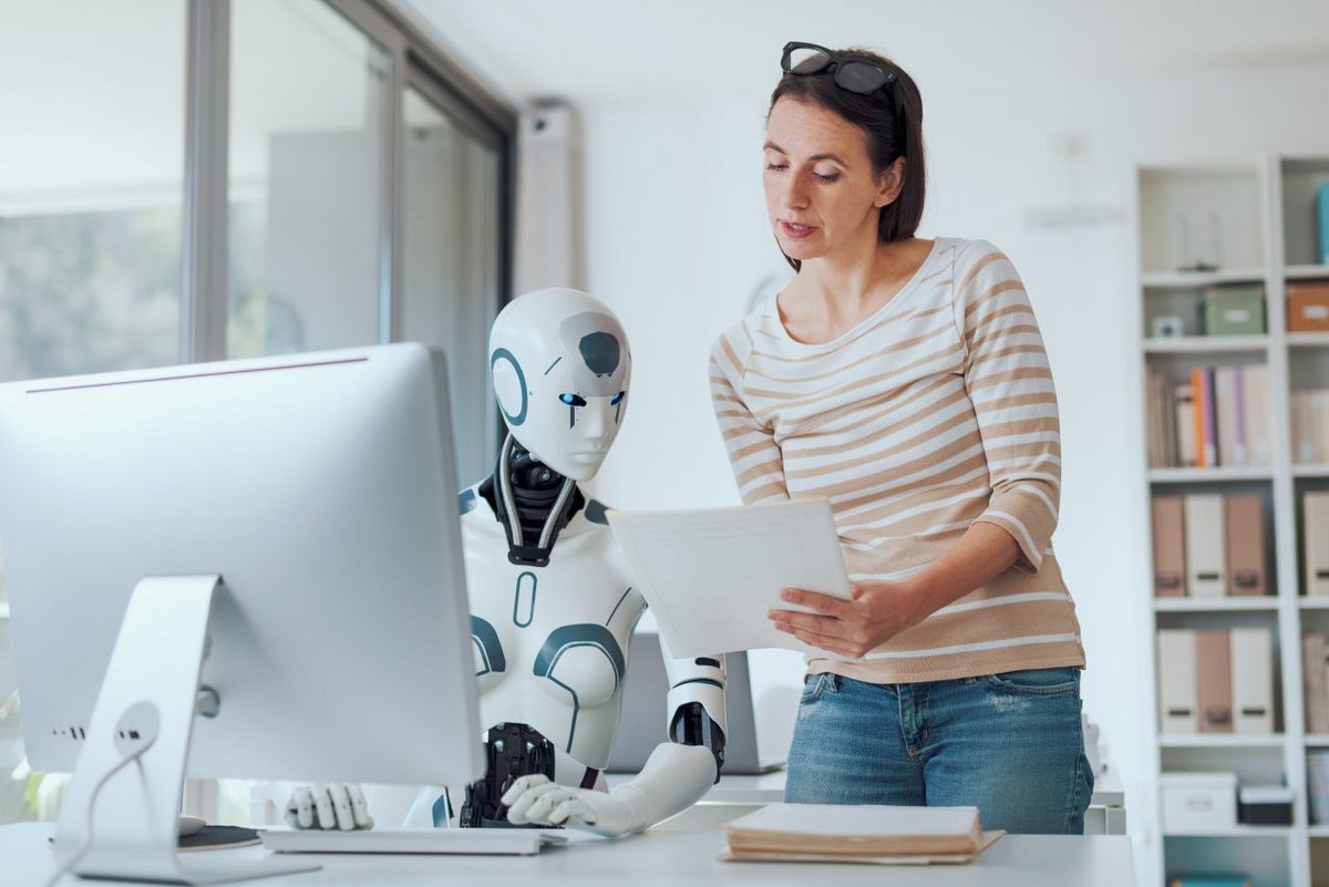Finalement, et si les humains pouvaient travailler aux côtés des IA ? - ©Stock-Asso / Shutterstock