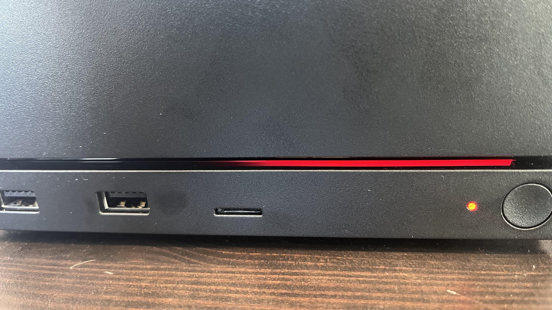 Clairement pas un bon signe, cette LED rouge sur la Steam Machine. © Reddit