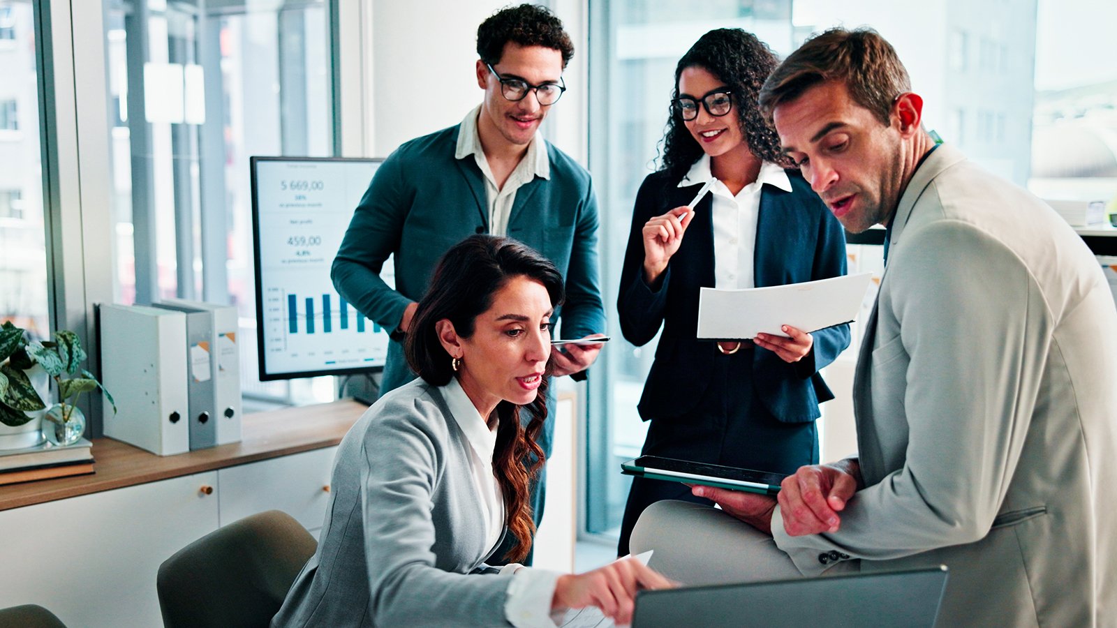 Les comptes rendus automatiques diffusent rapidement une synthèse claire à toutes les parties prenantes. © Shutterstock