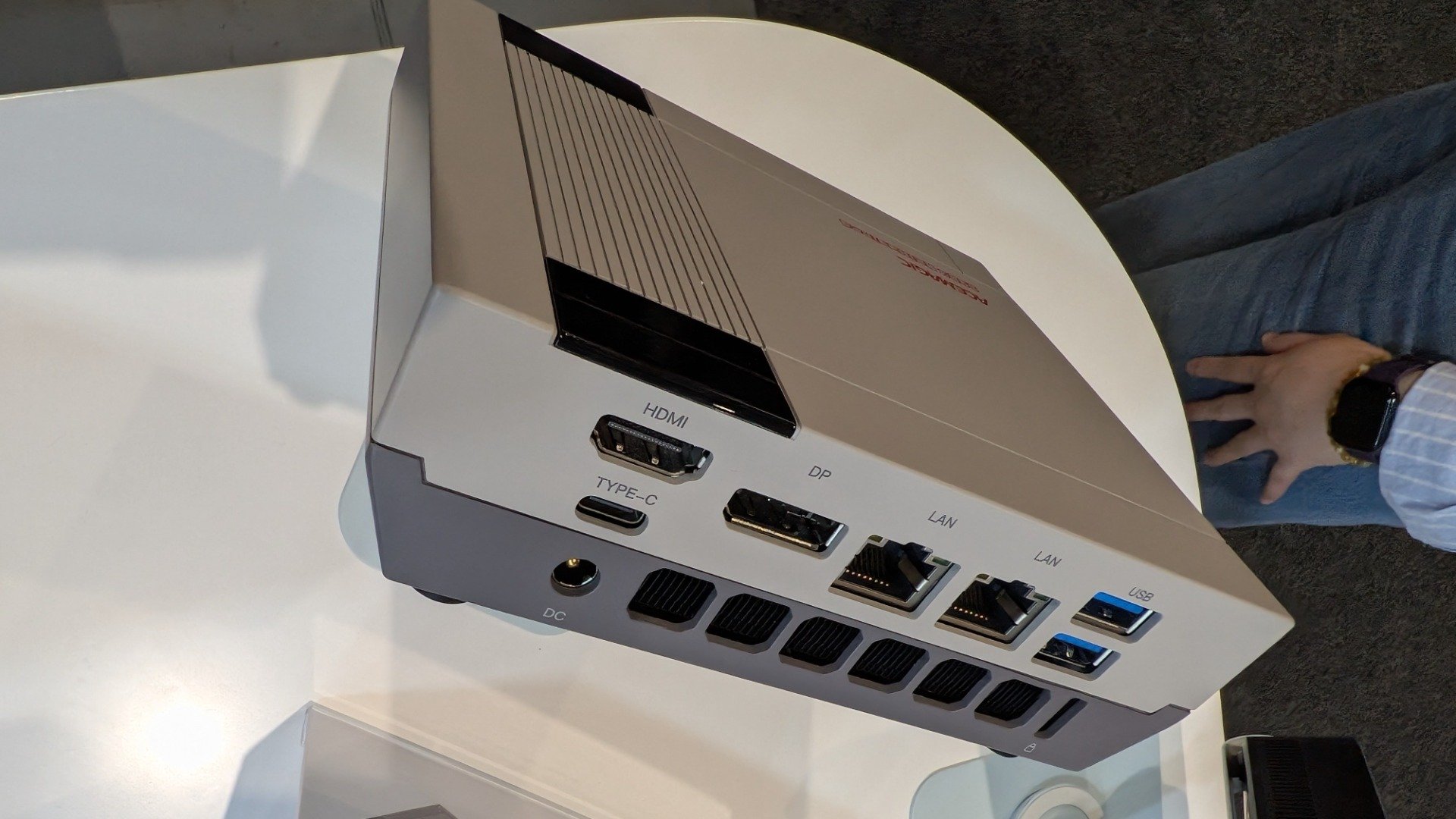 Le mini PC 1983 Reimagined est généreux niveau connectique. Ici, le dos de l'ordi. ©Nicolas Guyot pour Clubic