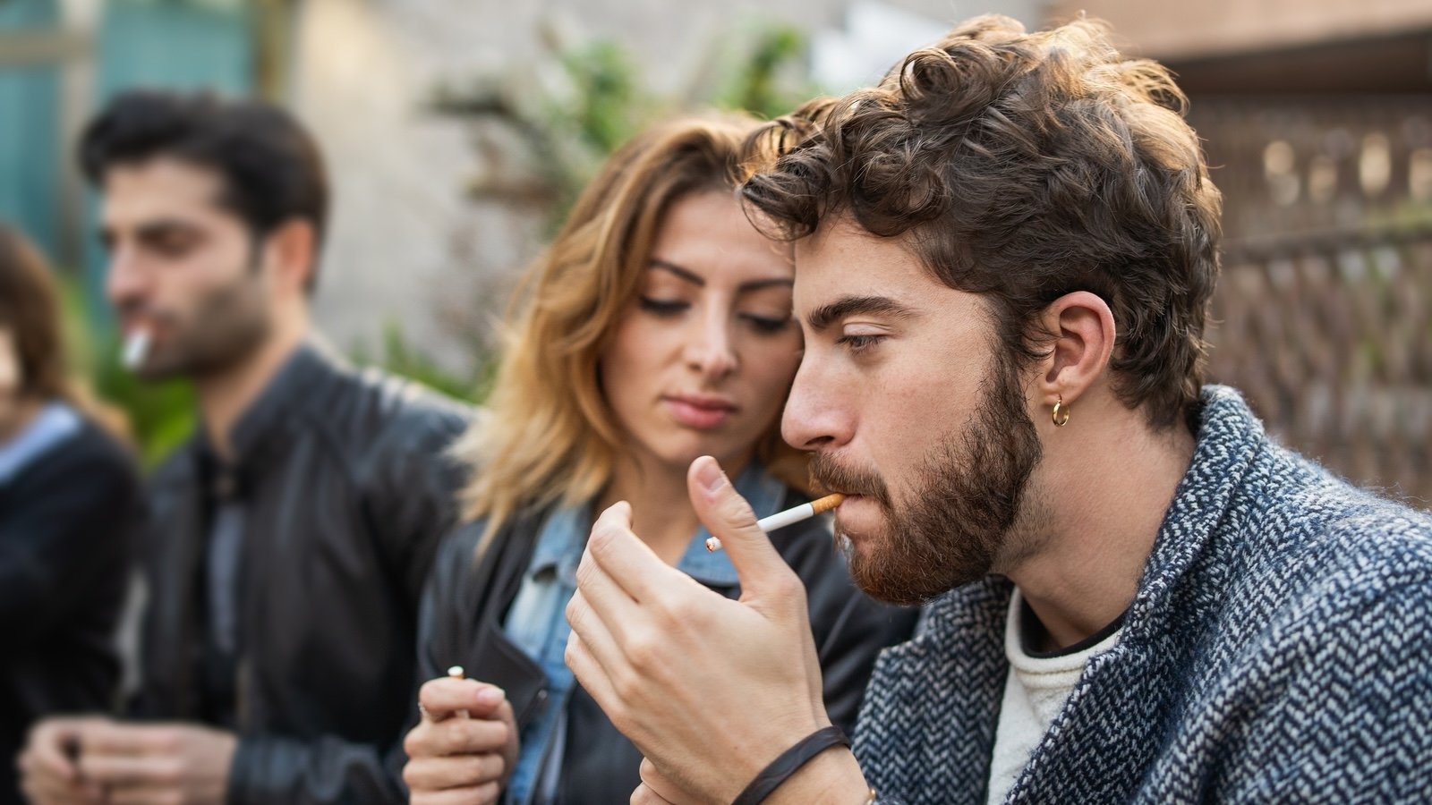 "Tu me passe ton briquet après ? C'est pour la science". ©Lomb / Shutterstock