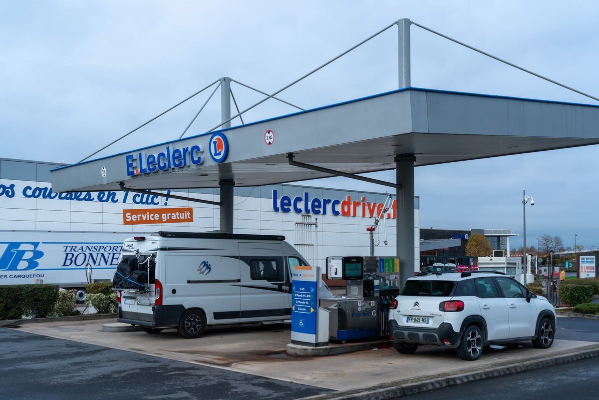 Déjà le moins cher sur l'essence, E.Leclerc veut être vite compétitif sur la recharge électrique. © Silvia Dubois / Shutterstock.com / Shutterstock