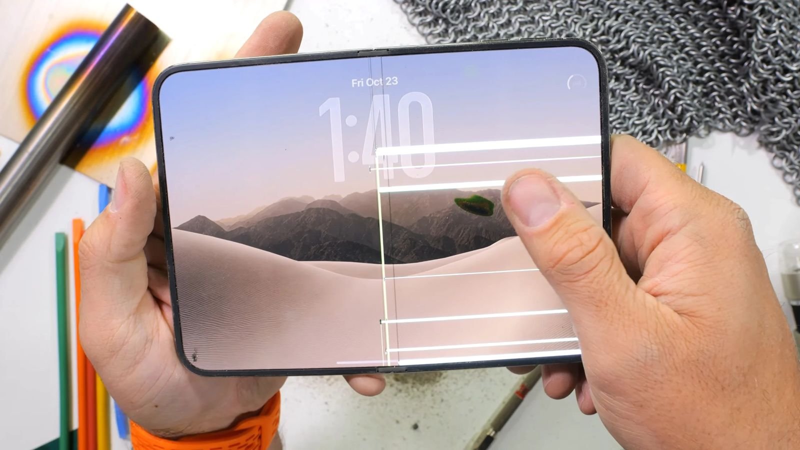 Un test de résistance a révélé que l'iPhone Duo s'est cassé au même endroit que tous les autres appareils défectueux - ©JerryRigEverything