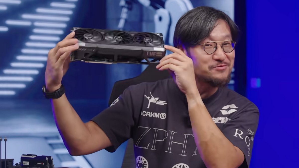 Tony Yu présente une GeForce RTX 5060 Ti TUF Gaming qui n'a pas besoin de câble d'alimentation. ©ASUS