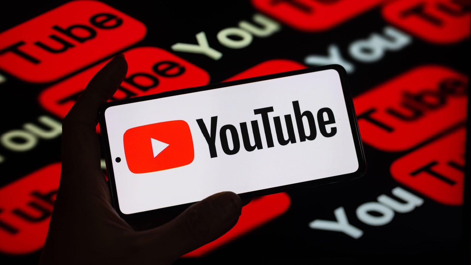 Ces nouveautés sont censées rapprocher YouTube d’un fonctionnement plus réactif pendant un direct, sans pour autant (trop) reprendre les outils d’autres services - ©JRdes / Shutterstock