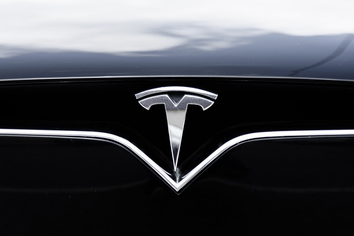 Le logo de Tesla. ©Anton Pentegov / Shutterstock