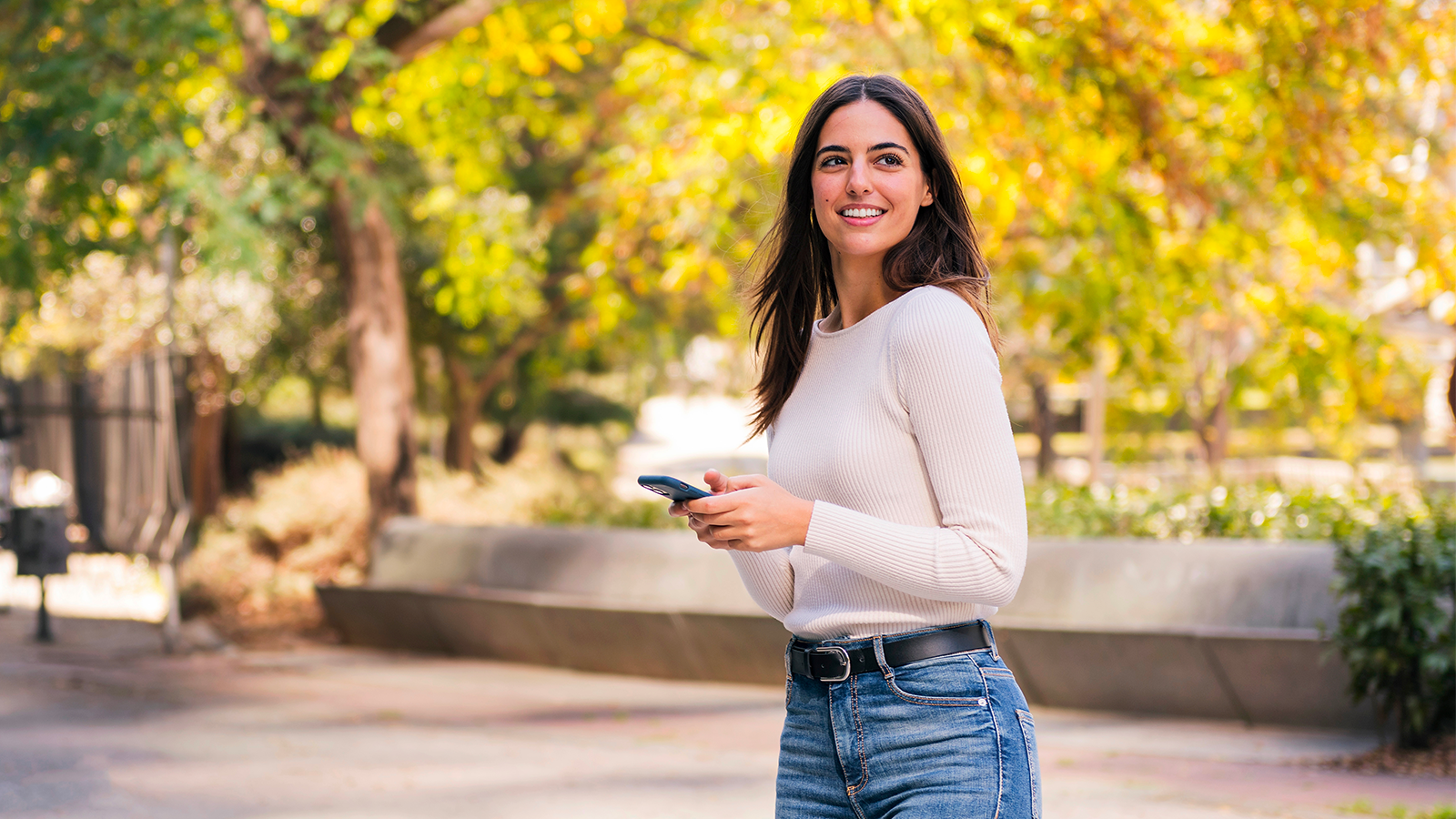 Au Luxembourg, les abonnés exigent aujourd’hui data généreuse, 5G fiable et usages illimités en Europe, bien au-delà des appels et SMS ©Shutterstock