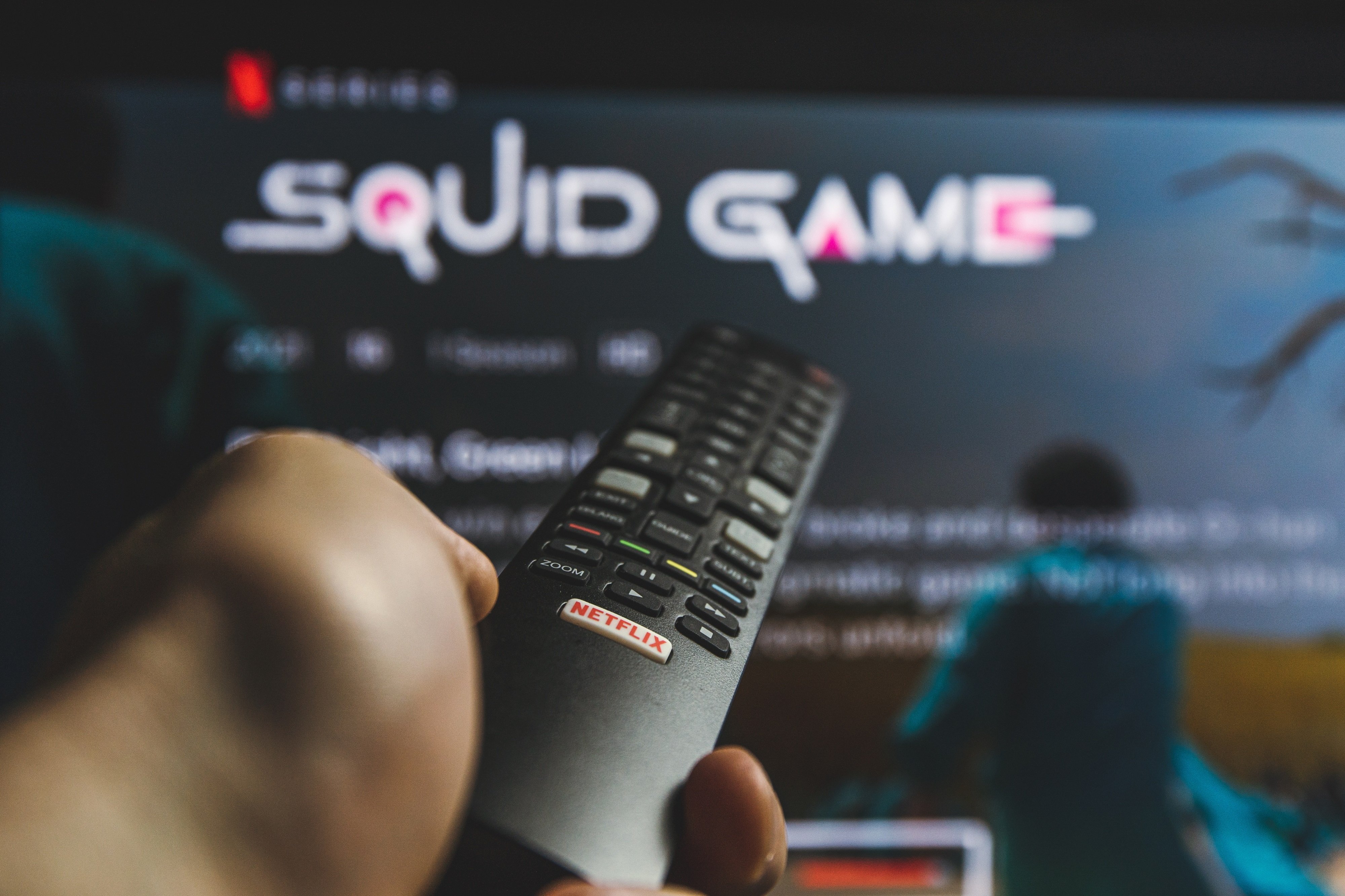 La série Squid Game apparaît sur l'application TV Netflix © Shutterstock / Rokas Tenys