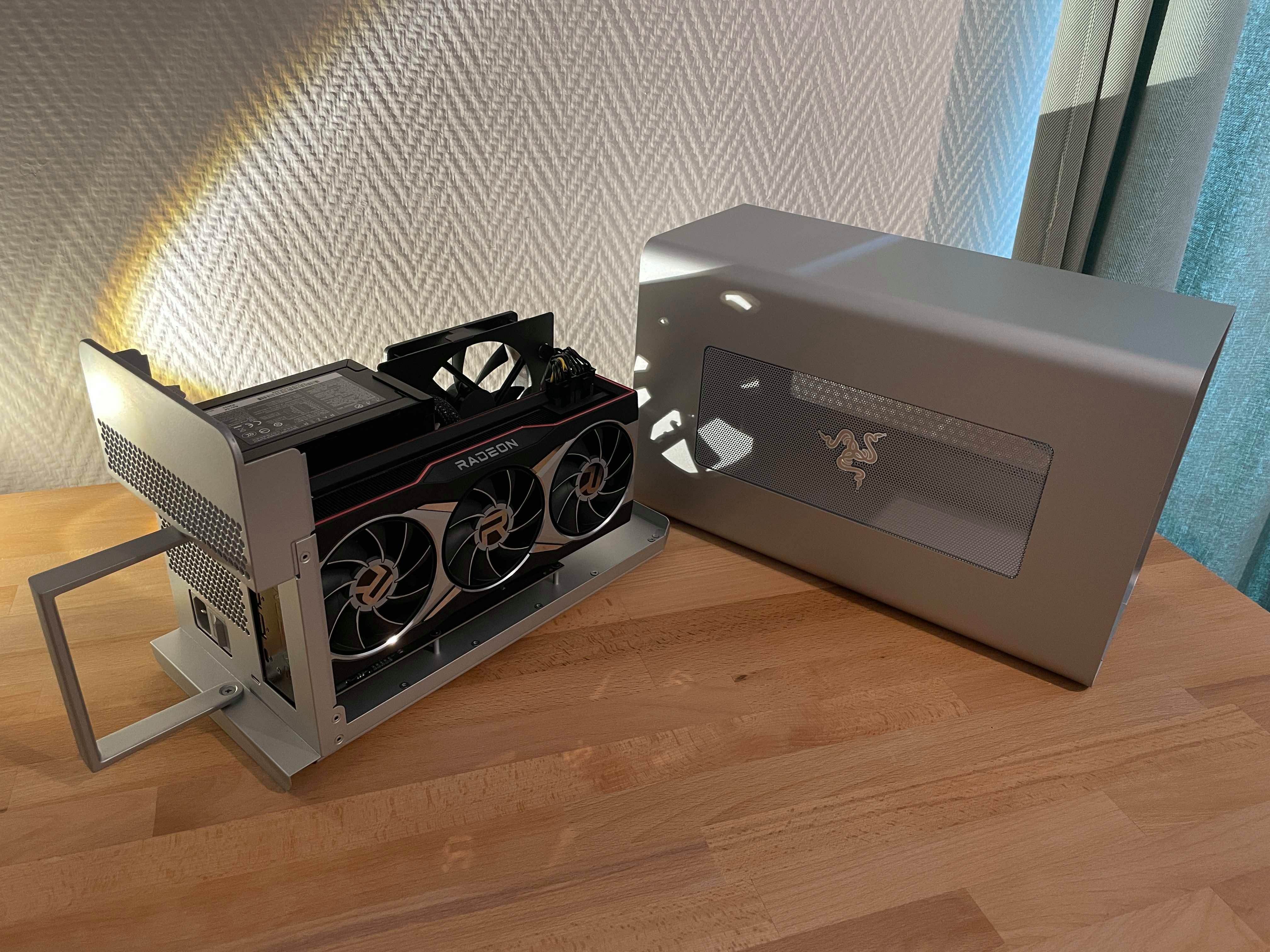 Le Razer Core X, monté ici avec une Radeon RX 6800 XT, embarquait une alimention, ce n'est plus le cas de son remplaçant. © Clubic