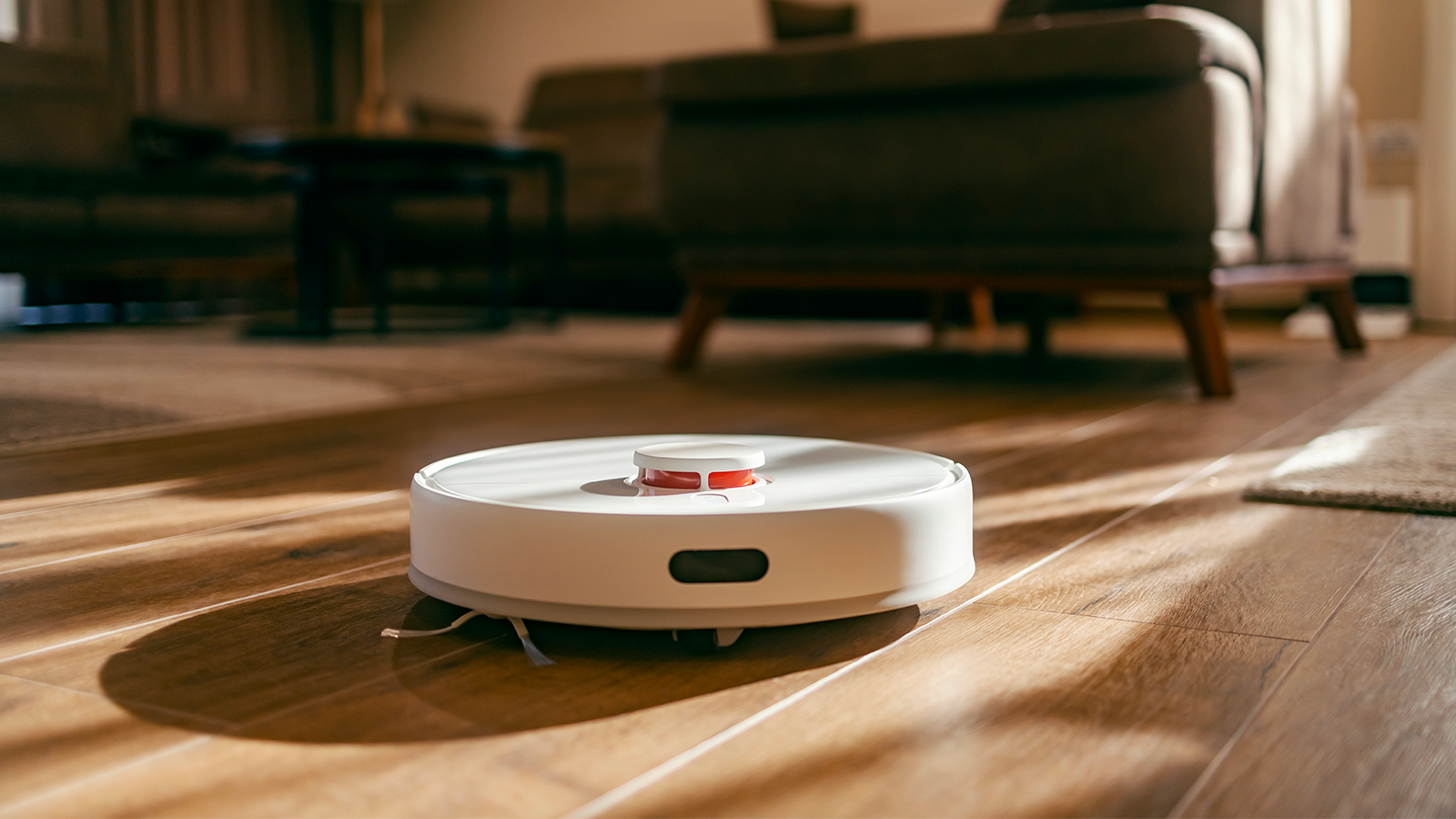Les aspirateurs robots récents savent aussi laver les sols et retourner seuls à leur station ©Shutterstock
