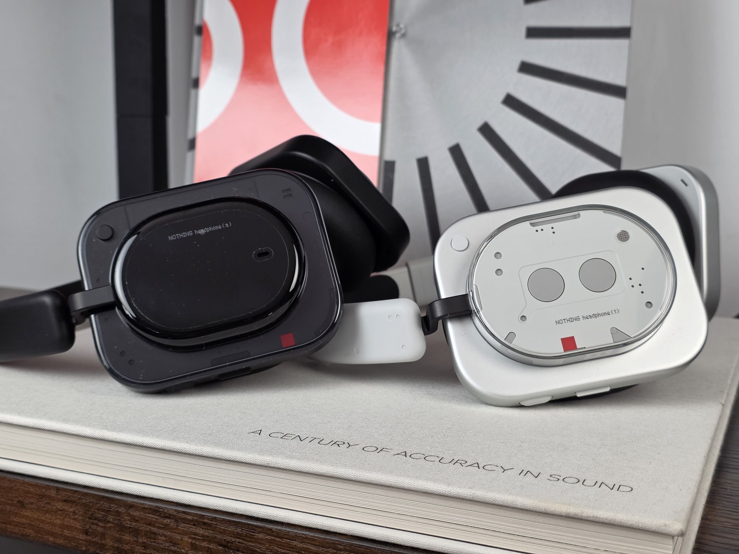 On reconnait clairement la filiation entre le Nothing headphone (a) et le headphone (1), malgré une différence dans les matériaux ainsi qu'une coque externe plus menue © Guillaume Fourcadier pour Clubic