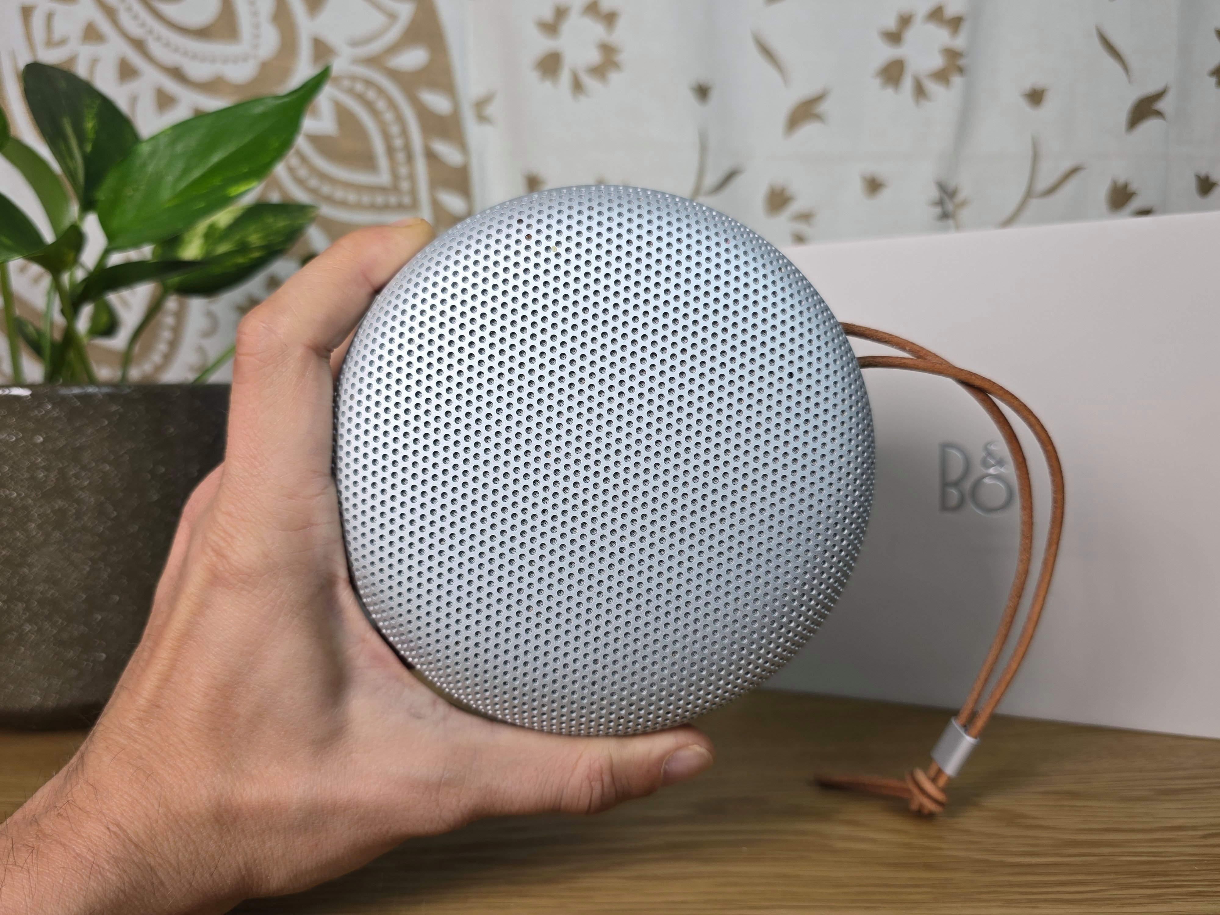 Toujours aussi sobre et minimaliste, la dernière enceinte Beosound cherche à se glisser dans vos valises ! © Matthieu Legouge