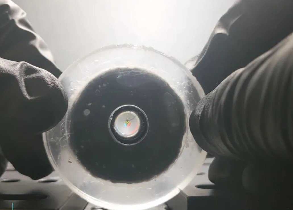 Prototype de la lentille PHySL : sa surface d'hydrogel est légèrement trouble et la zone centrale, imprégnée de graphène, sert de muscle artificiel photo-activé. © Georgia Tech