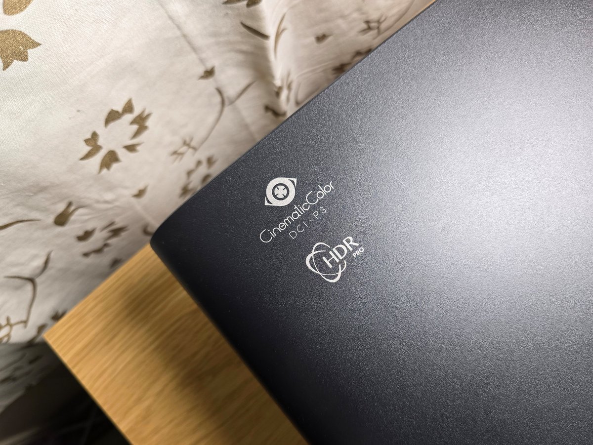 Le BenQ W4100i adopte un design sobre, sans artifice, pensé pour s’intégrer facilement dans une installation home cinéma. © Matthieu Legouge