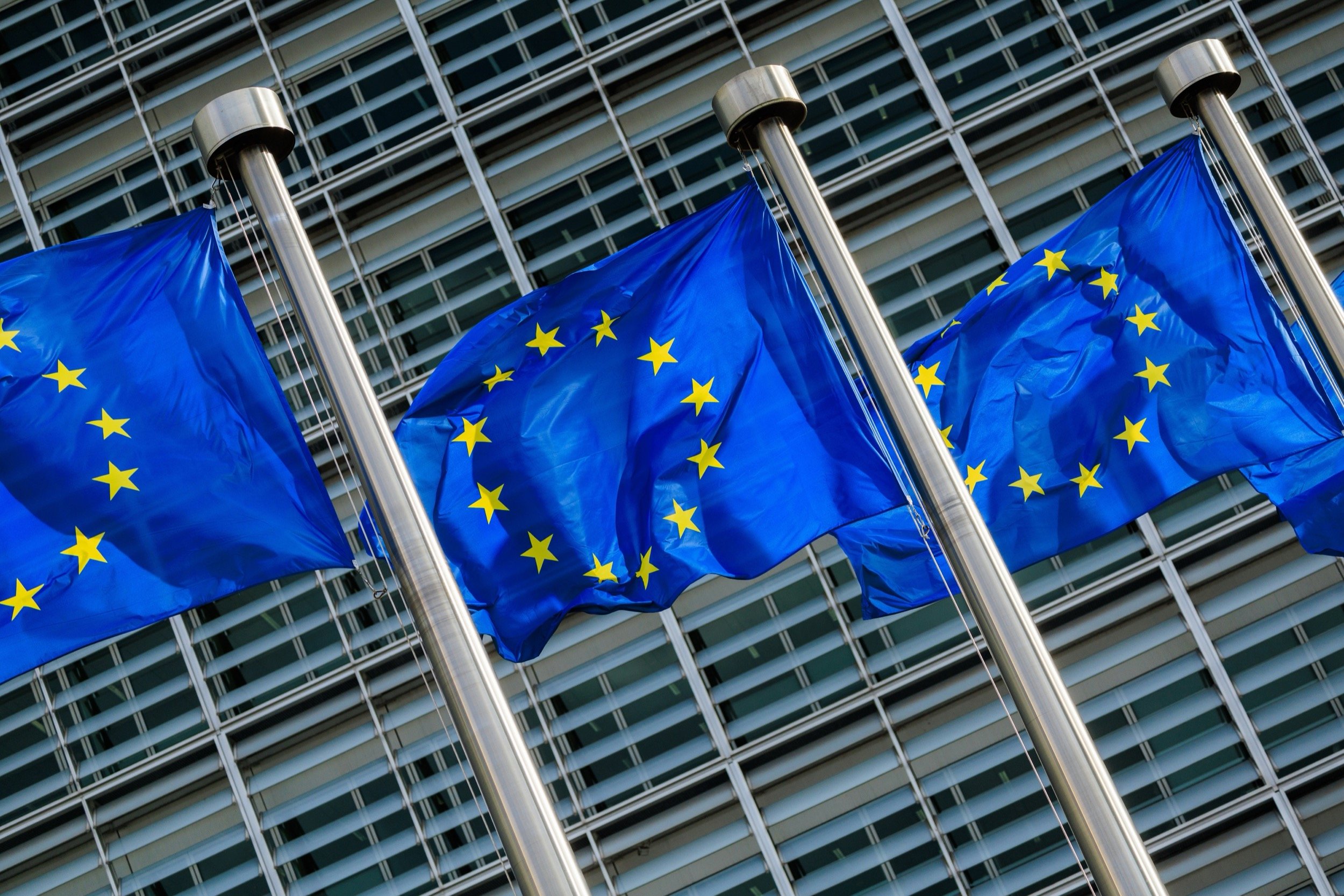 Des drapeaux européens devant la Commission européenne. ©Christophe Licoppe / Shutterstock