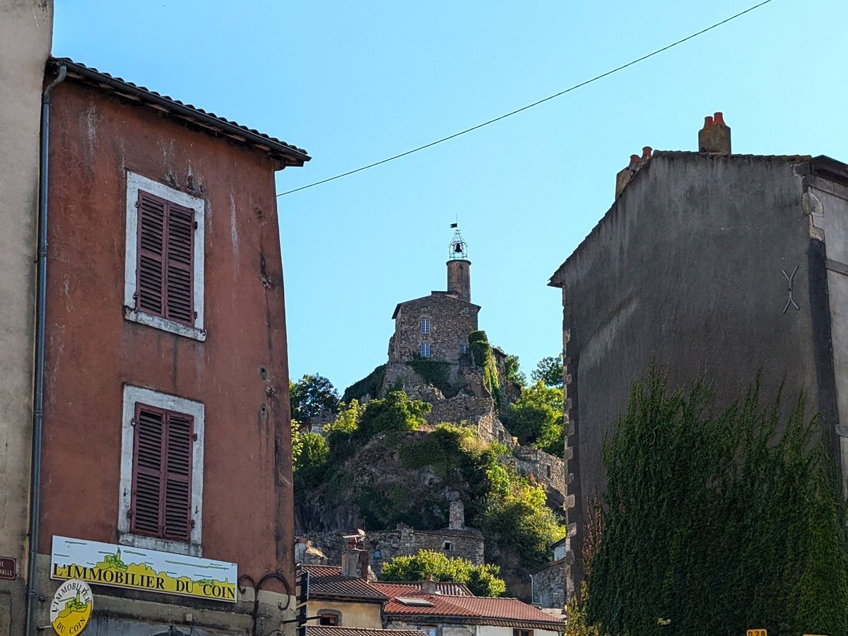 Un petit aperçu du village de Champeix, avec son église Saint-Jean © Alexandre Boero / Clubic