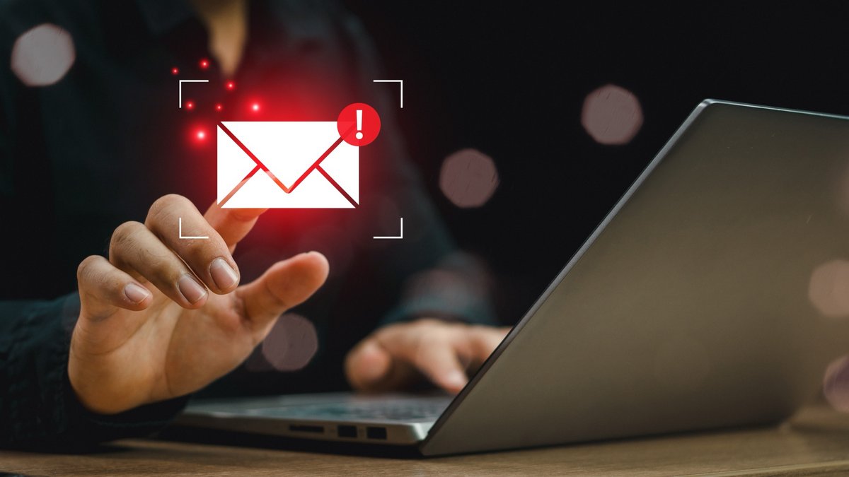 Ne copiez surtout pas ce faux lien Facebook, vos cryptos et mots de passe sont en jeu. © earthphotostock / Shutterstock