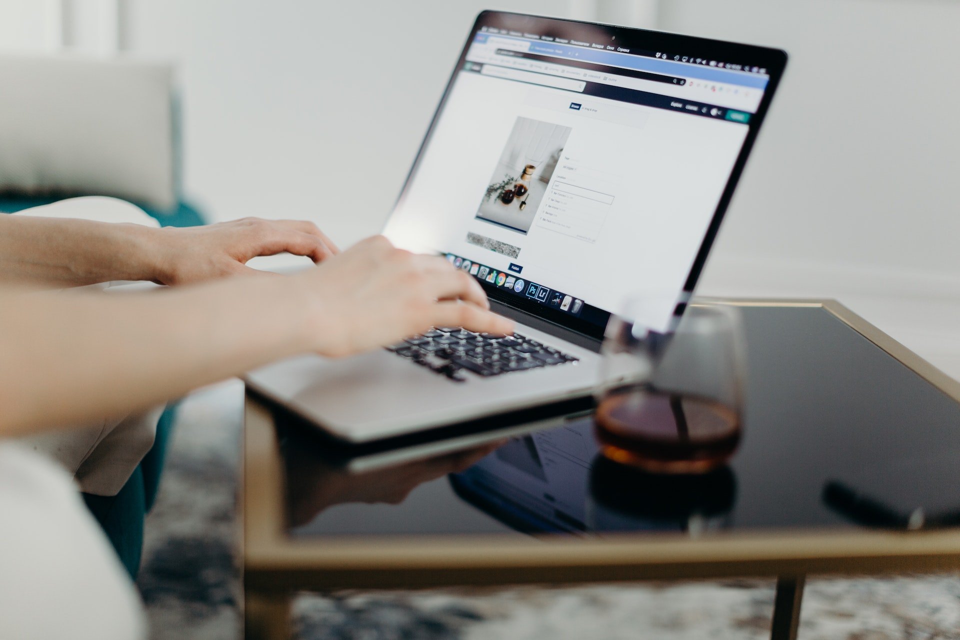 Personne devant un ordinateur portable © Cottonbro studio / pexels