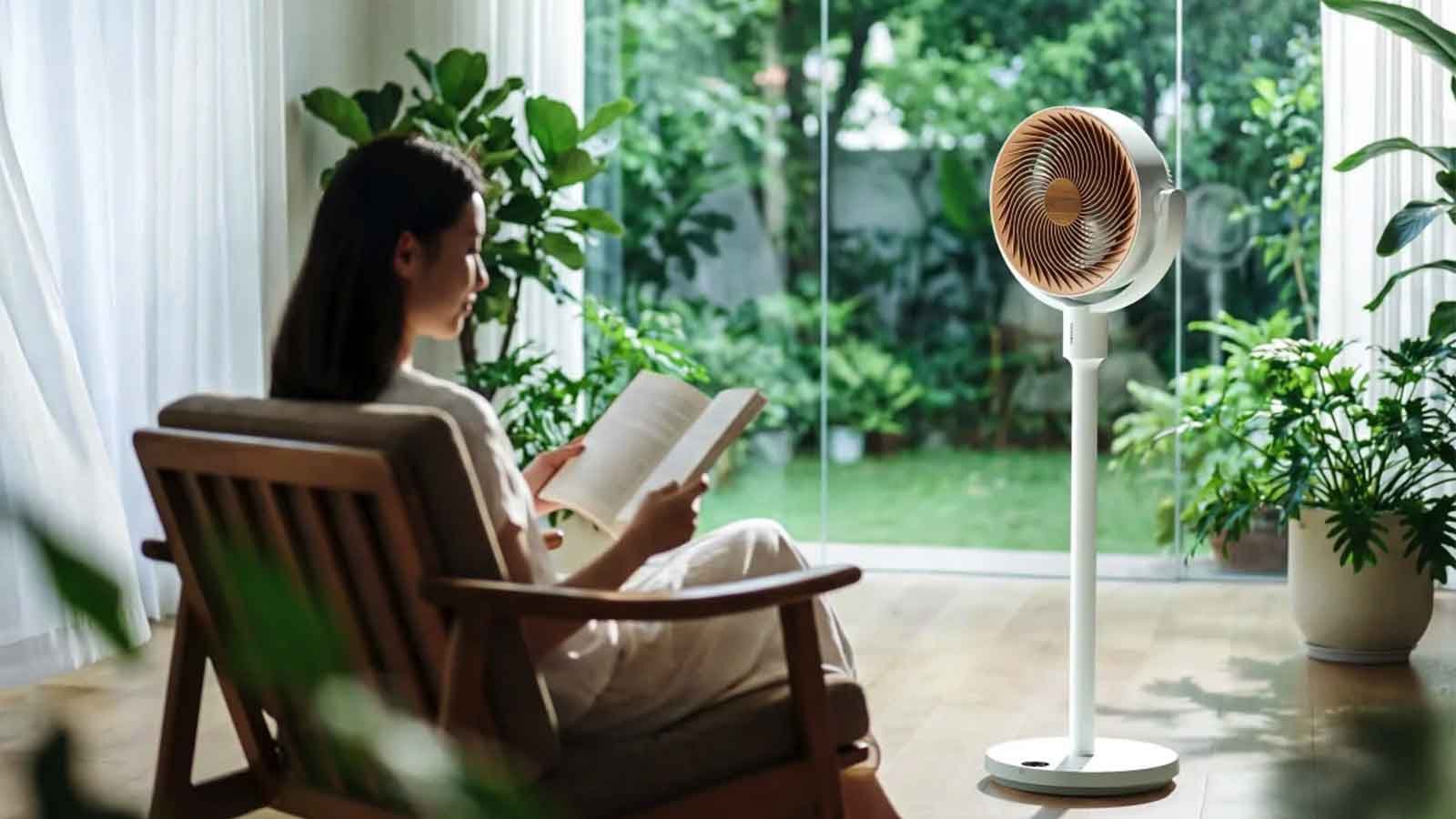 Pratique, sa hauteur s'ajuste de 47,3 à 100 cm pour s'adapter à diverses situations, du sol à la table. ©SwichBot