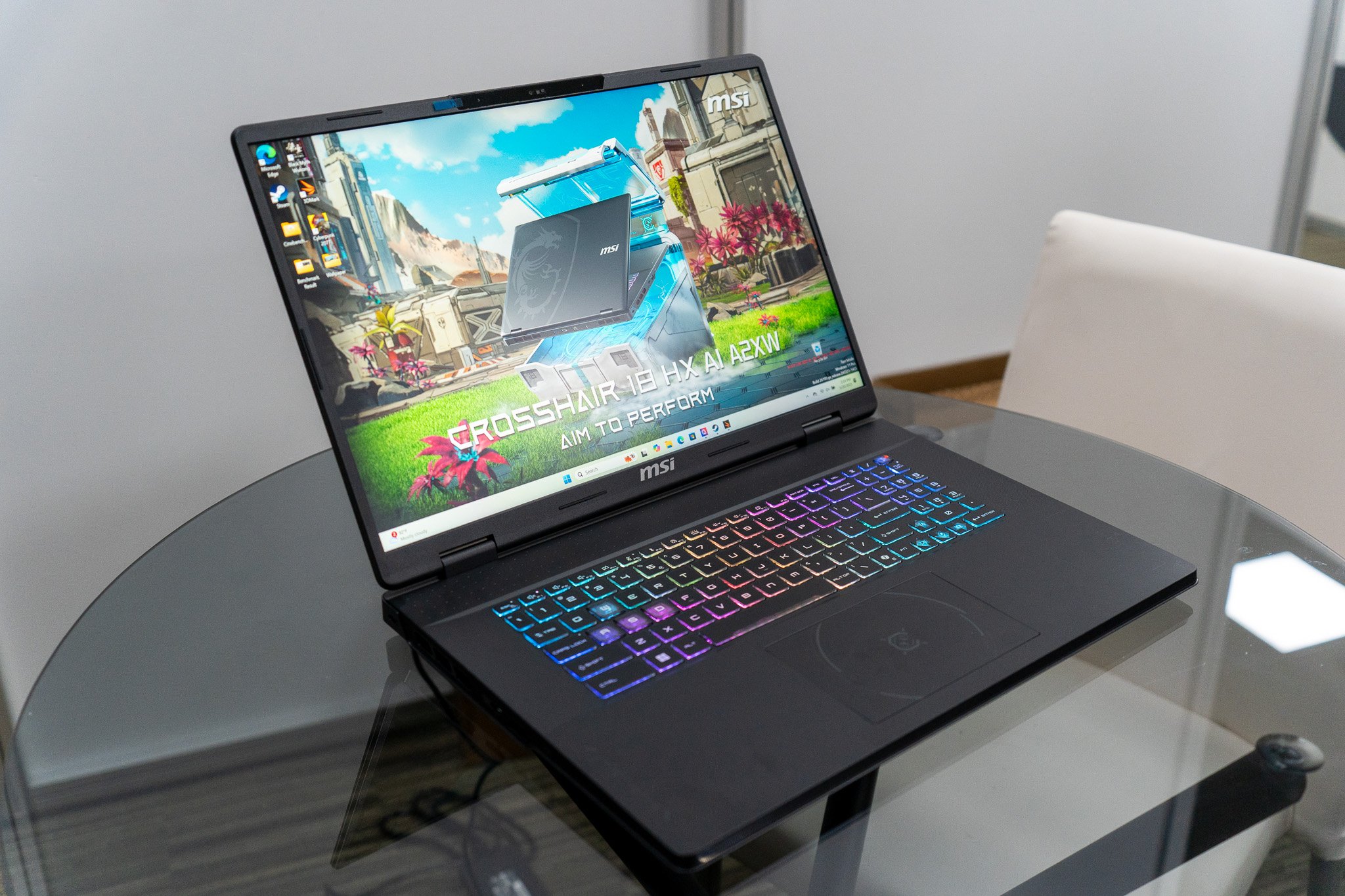 Le Crosshair 18 HX AI, n'est pas un monstre d'élégance, mais il dispose d'une fiche technique plaisante pour son prix. © Clubic