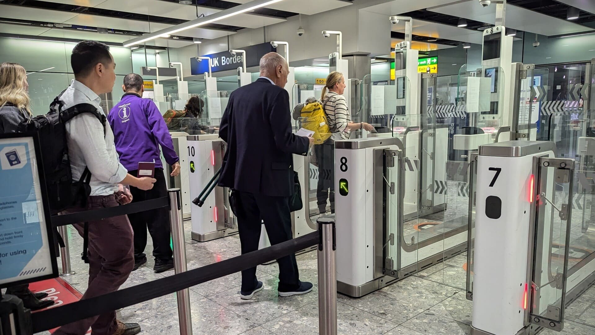 Contrôle aux frontières à l'aéroport d'Heathrow, à Londres. Passeports biométriques et eVisas ne se vérifient pas encore avec la même simplicité. © 1000 Words / Shutterstock