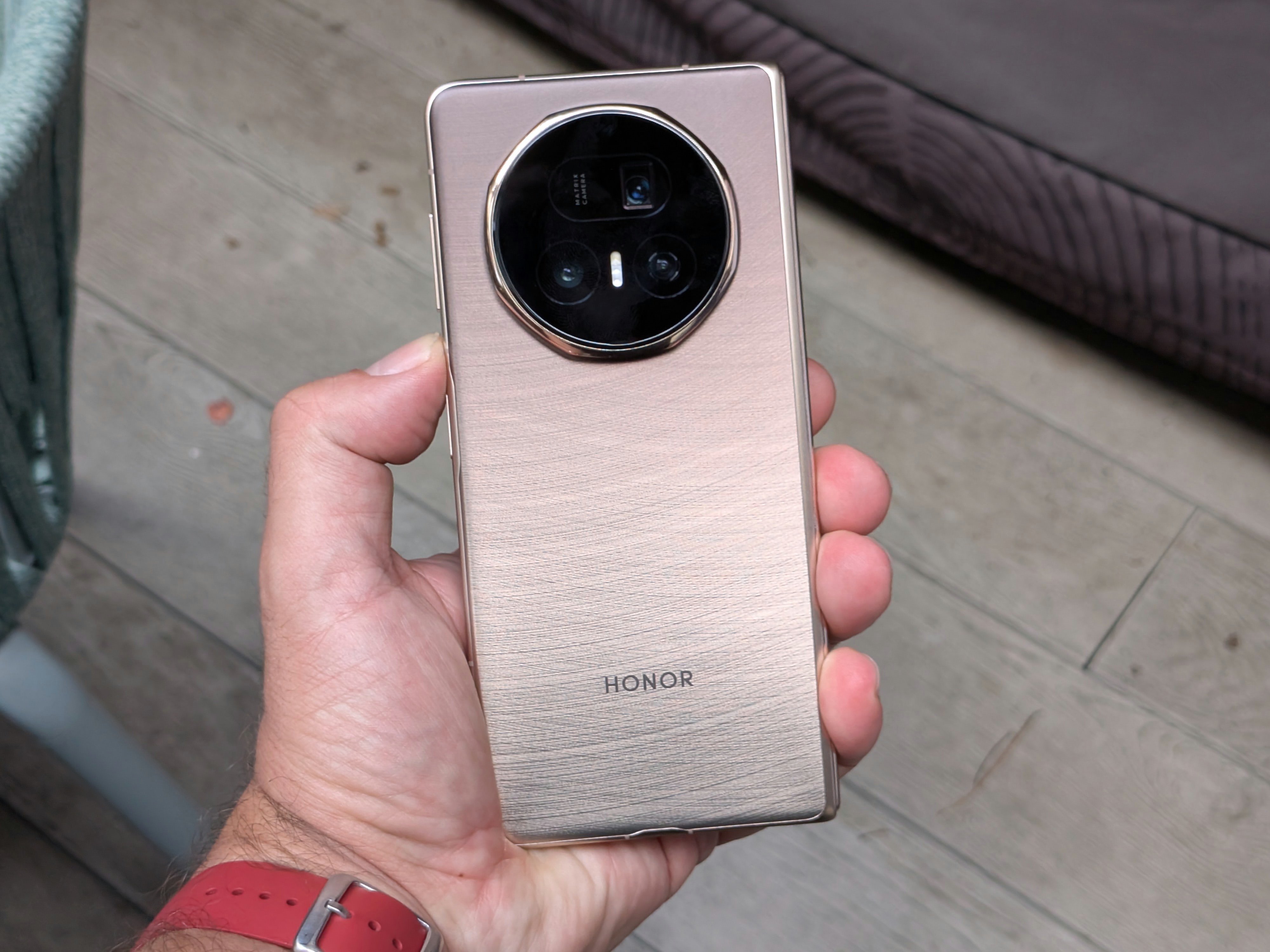 Le Magic Honor V5 vu de dos en finition gold (or). ©Nicolas Guyot pour Clubic