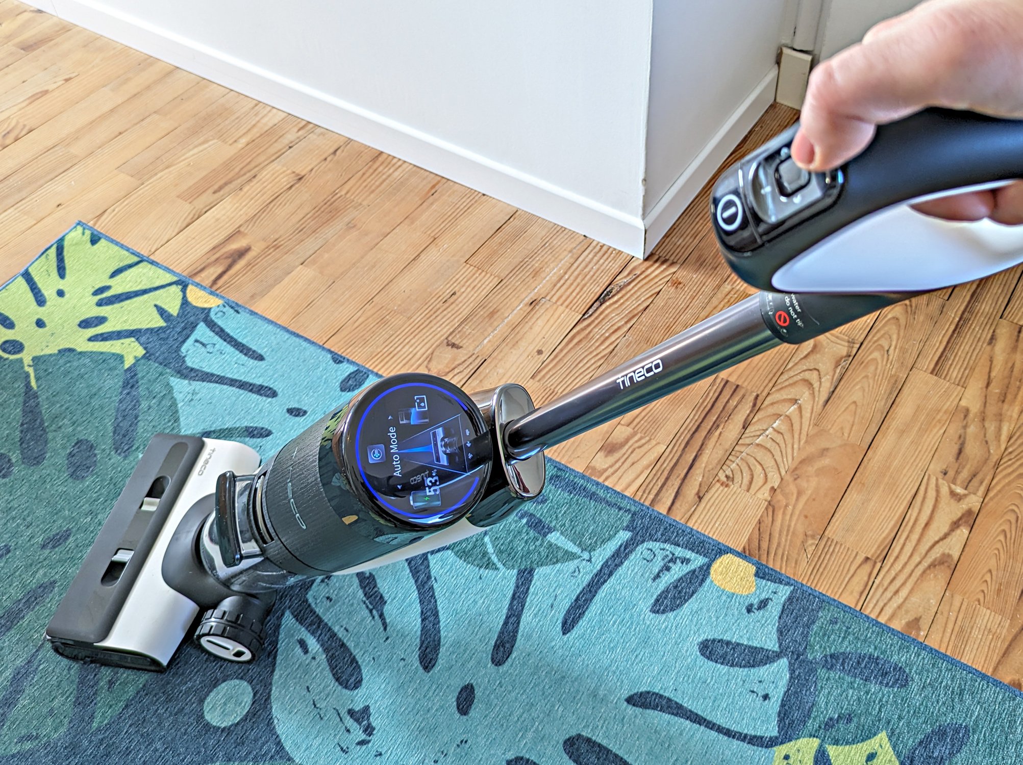 Avec une puissance d'aspiration de 22 000 Pa, le Tineco Floor One S7 Pro n'épargne pas la moindre poussière © Clubic