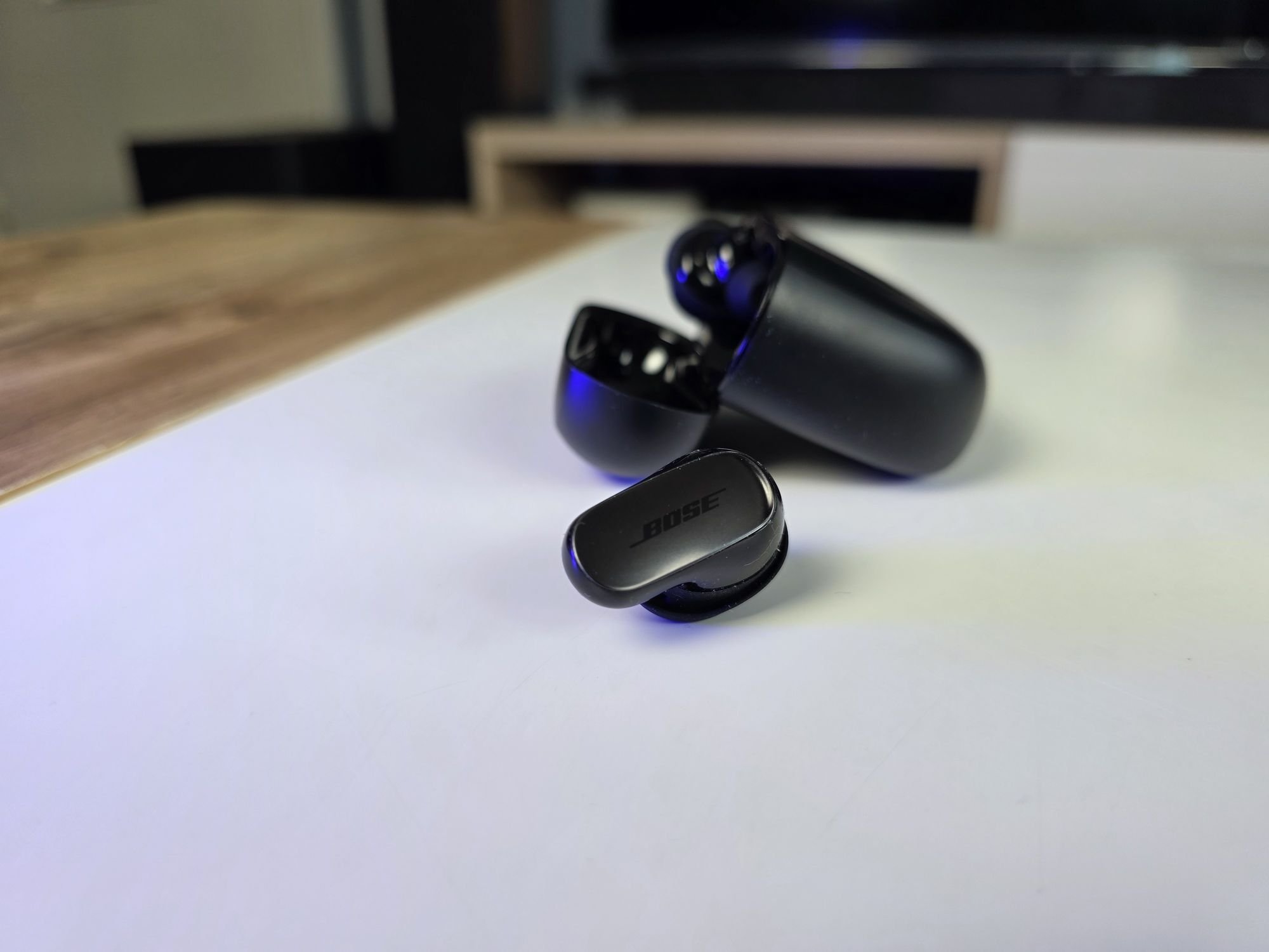 Les Bose QC Ultra Earbuds 2e Gen sont un peu plus volumineux que la plupart des concurrents, mais très bien pensés © Guillaume Fourcadier pour Clubic