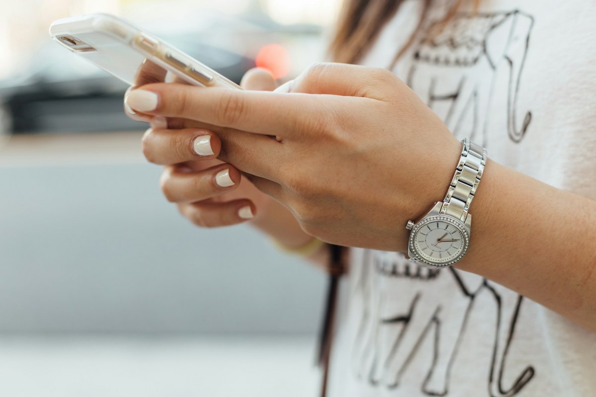 Votre téléphone portable est-il compatible avec la technologie eSIM ? © Paul Hanaoka / Unsplash