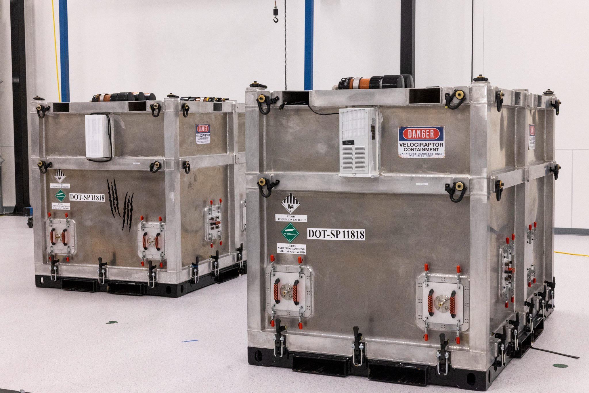 Ironie de l'histoire, les seules photos des satellites nous les montrent dans leur container de transport © Amazon