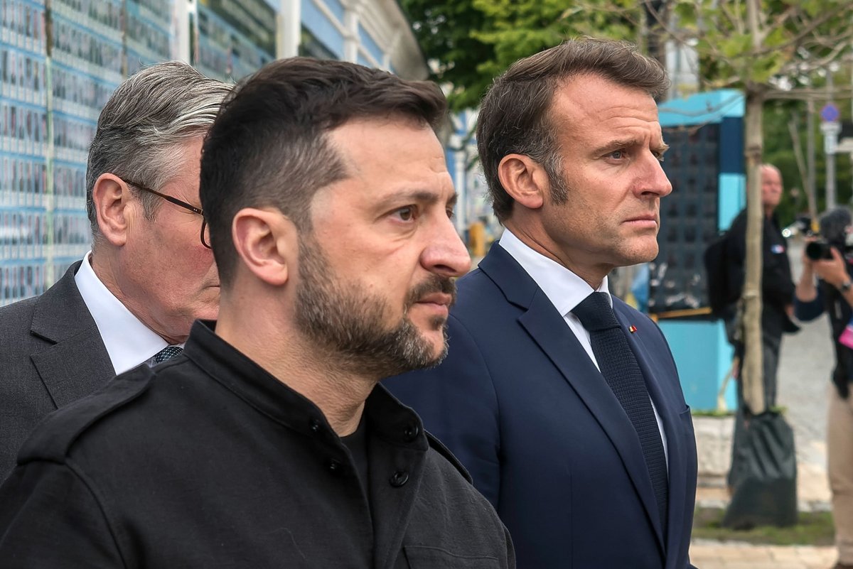 Les présidents français et ukrainien, Emmanuel Macron (à droite) et Volodymyr Zelensky (à gauche) © paparazzza / Shutterstock.com