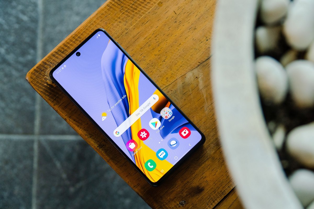 One UI sur un smartphone Samsung © Lukmanazis / Shutterstock.com