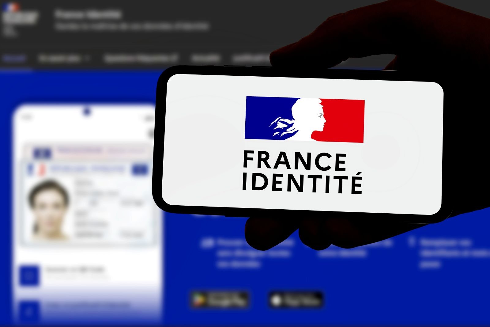 En France, présenter aujourd'hui son permis numérique via France Identité à un policier belge ou espagnol ne garantit aucune reconnaissance - ©PhotoGranary02 / Shutterstock