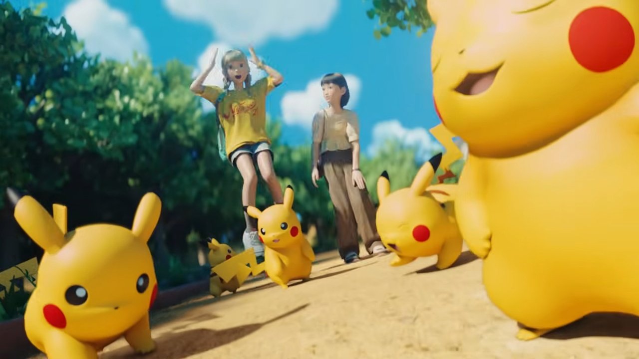 Le marché du parc proposera des produits exclusifs : peluches de Pikachu et Évoli vêtus d'uniformes spécifiques, accessoires de cosplay incluant des casquettes Clefairy, Psyduck et Mr. Mime, ainsi que des bandeaux inspirés des Évolutions d'Évoli. © The Pokemon Company