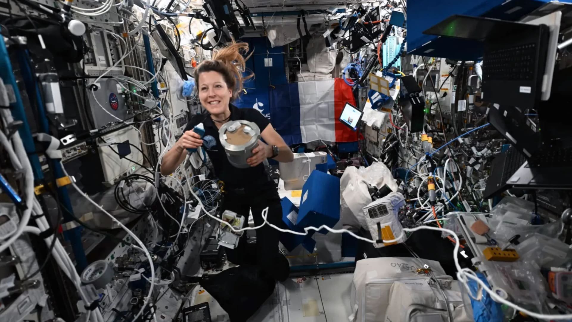 Sophie Adenot avec le Food Processor. © ESA