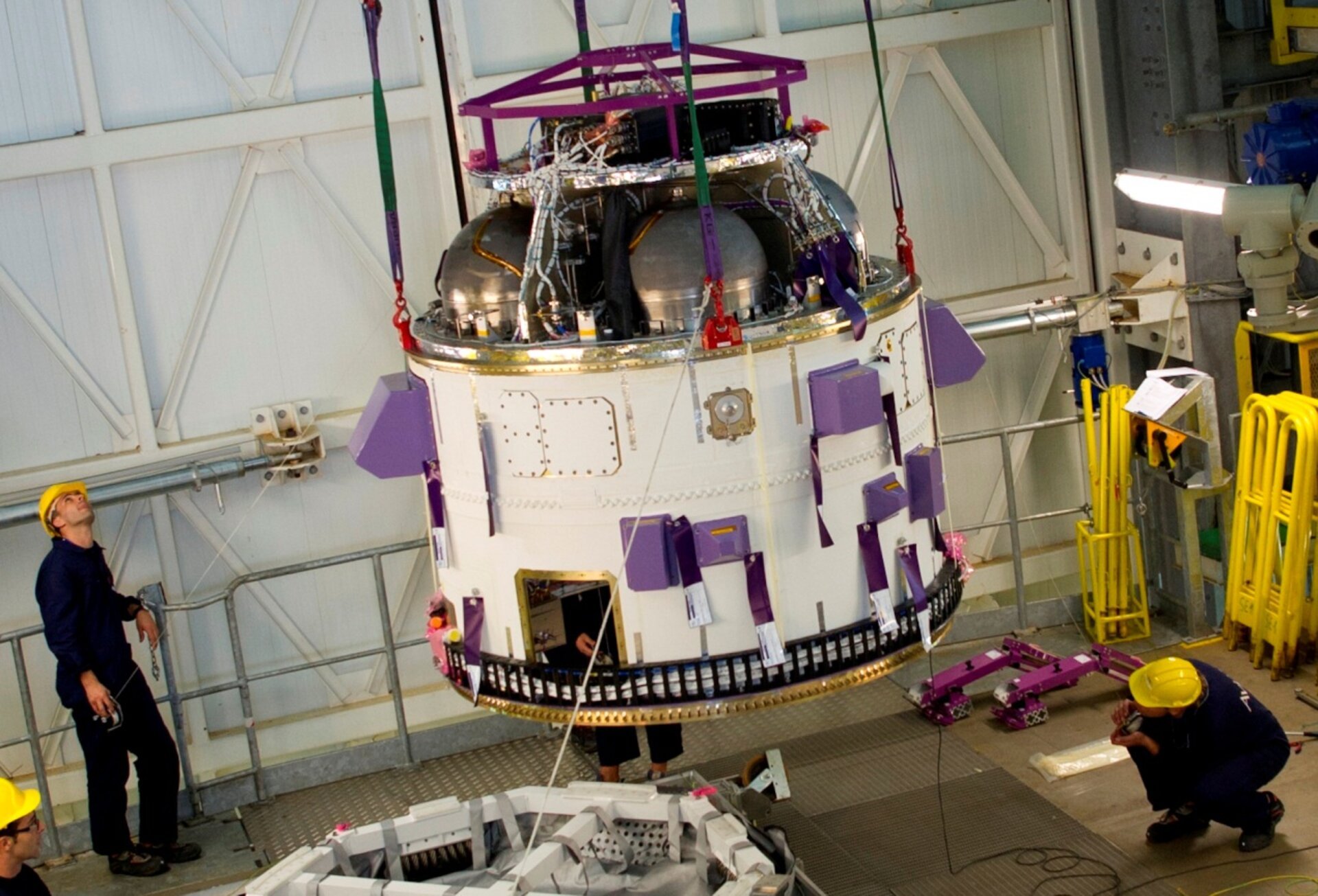 Un étage supérieur AVUM lors de son installation sur le lanceur Vega. Crédits ESA