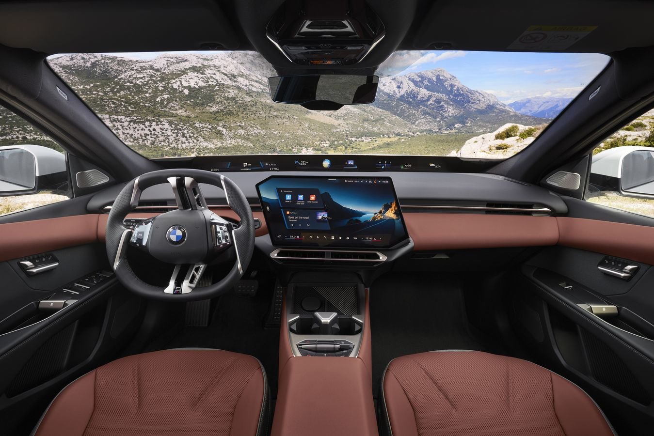 A bord, on profite (entre autres) de l'imposant BMW Panoramic iDrive. ©BMW