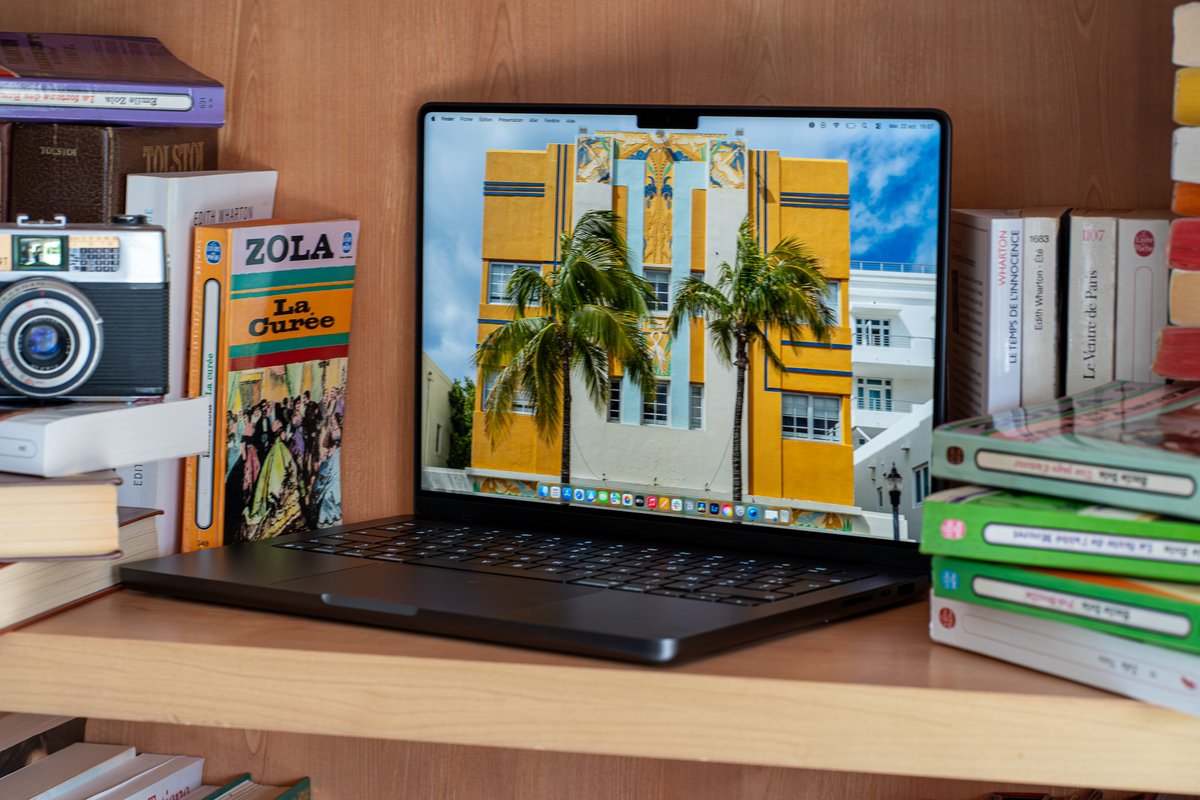 Le MacBook Pro M5, ici drapé de noir. © Nathan Le Gohlisse pour Clubic