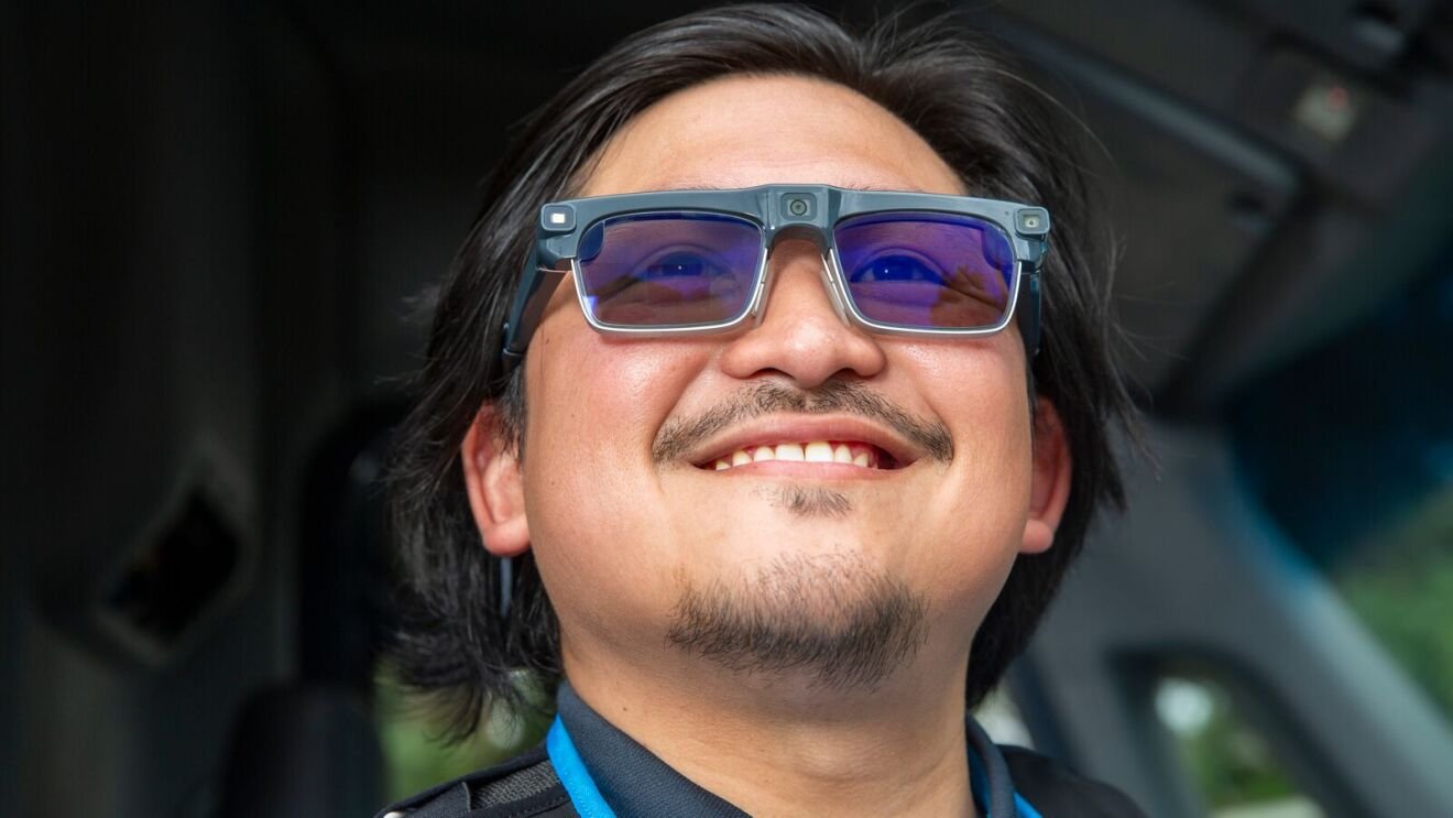 Amazon vient de dévoiler officiellement ses lunettes connectées « Amelia », destinées à guider ses livreurs lors des derniers mètres de livraison. © Amazon