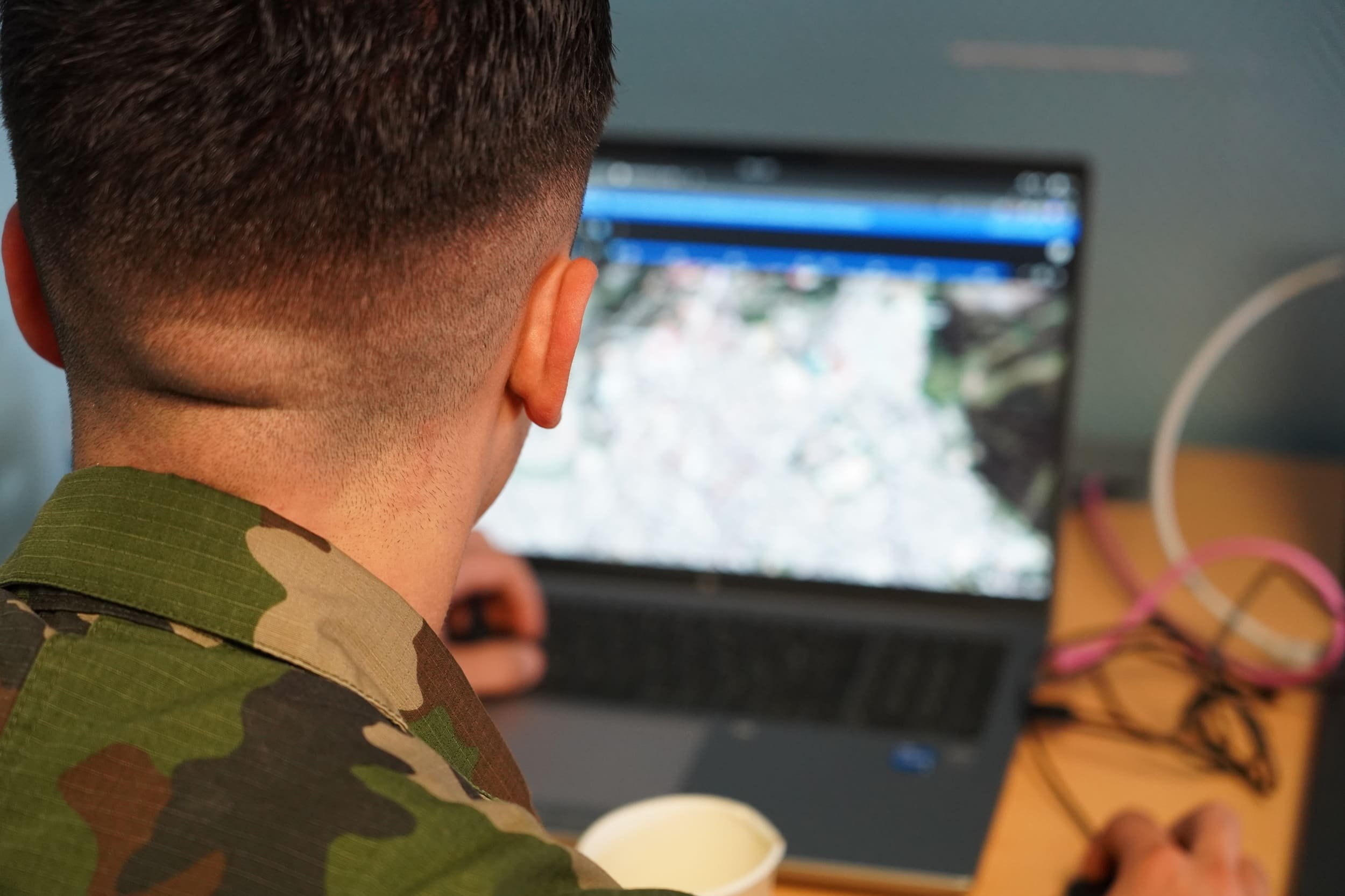 Un cybercombattant en lutte informatique d'influence (L2I) © COMCYBER