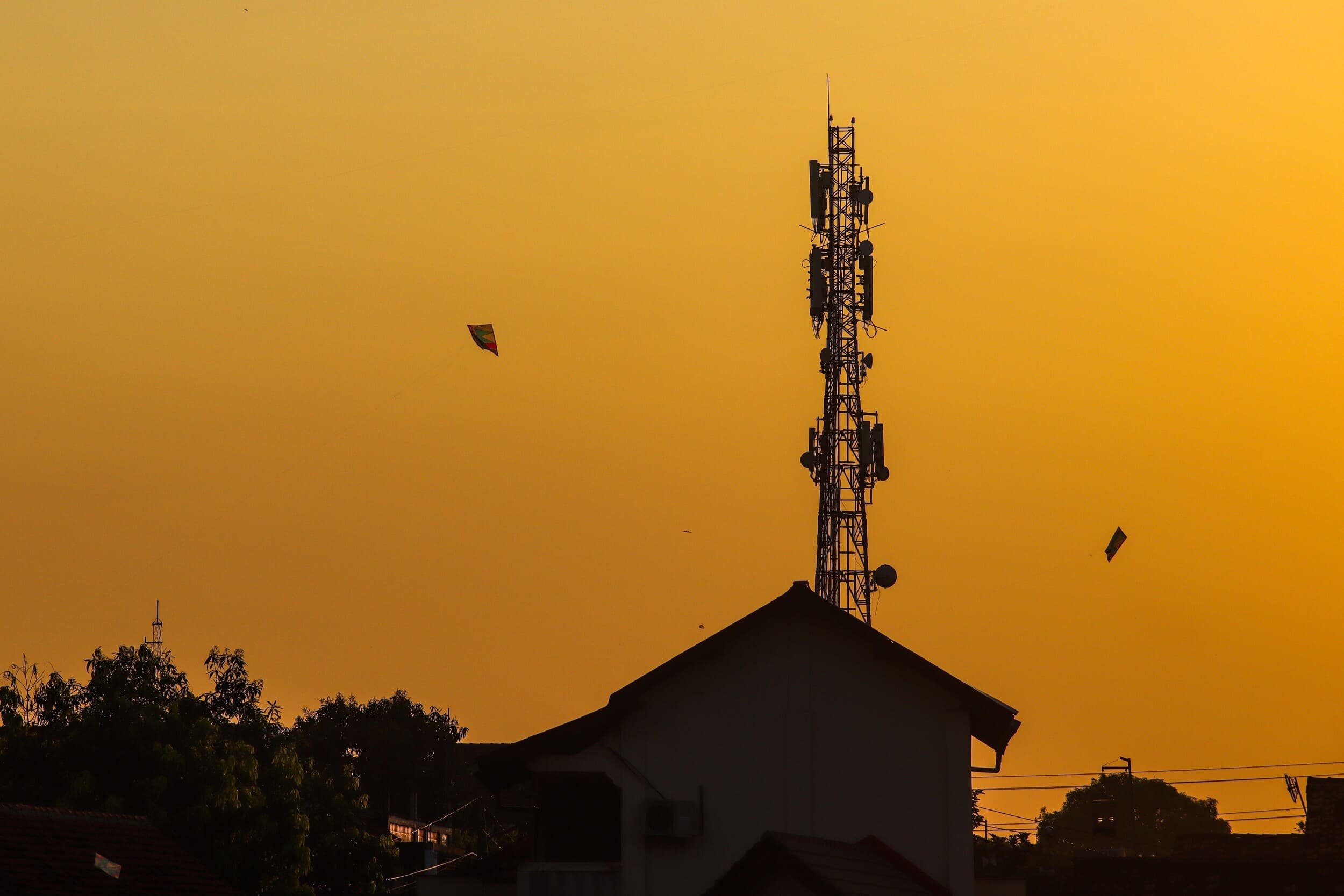 Un propriétaire pensait obtenir 150 000 euros pour une antenne-relais Bouygues, mais le tribunal a tout refusé. © Dwiangga / Shutterstock