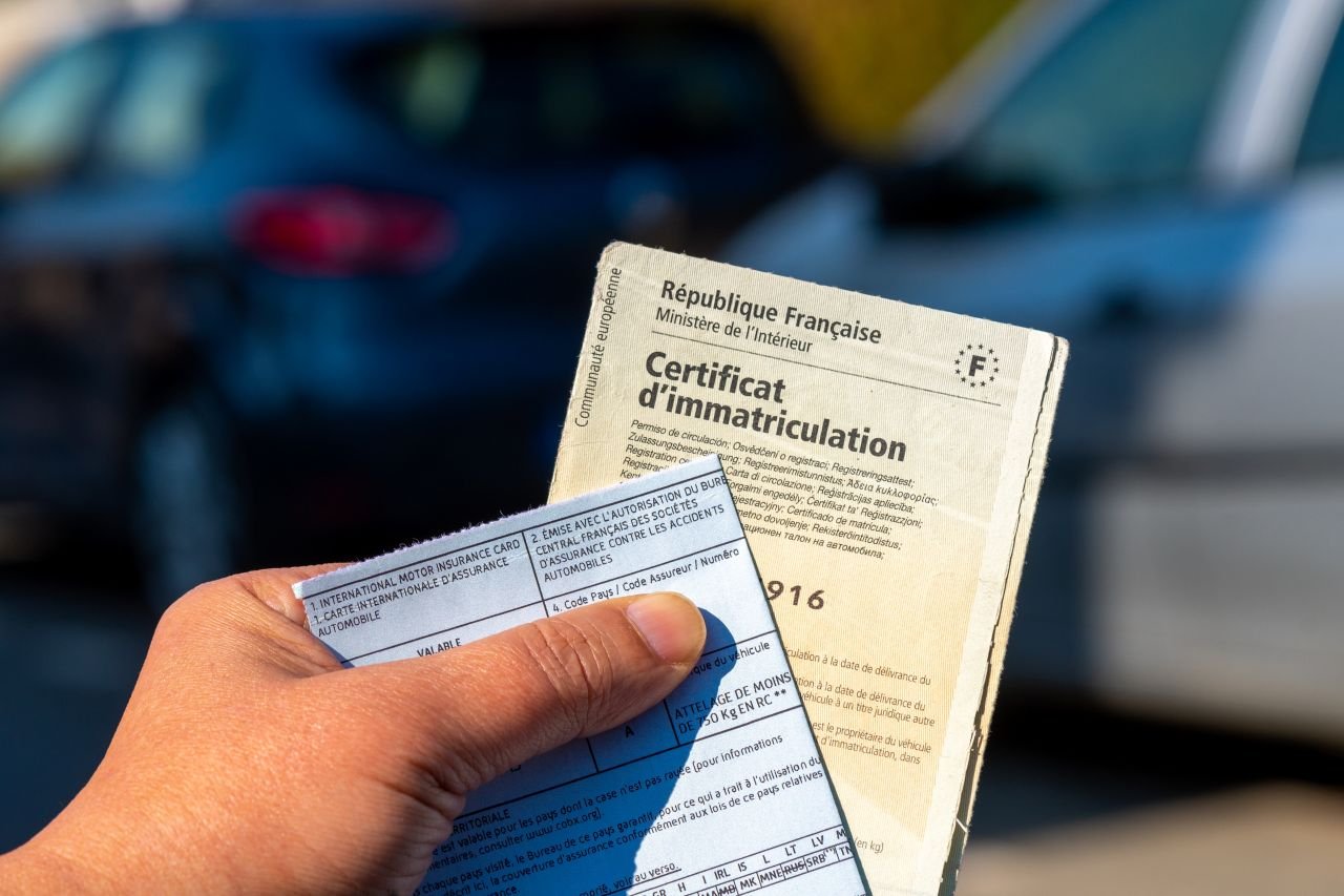 Ce qui change au 1er mai 2025 pour les acheteurs de voitures électriques et le certificat d'immatriculation des VAE - ©HJBC / Shuttertstock