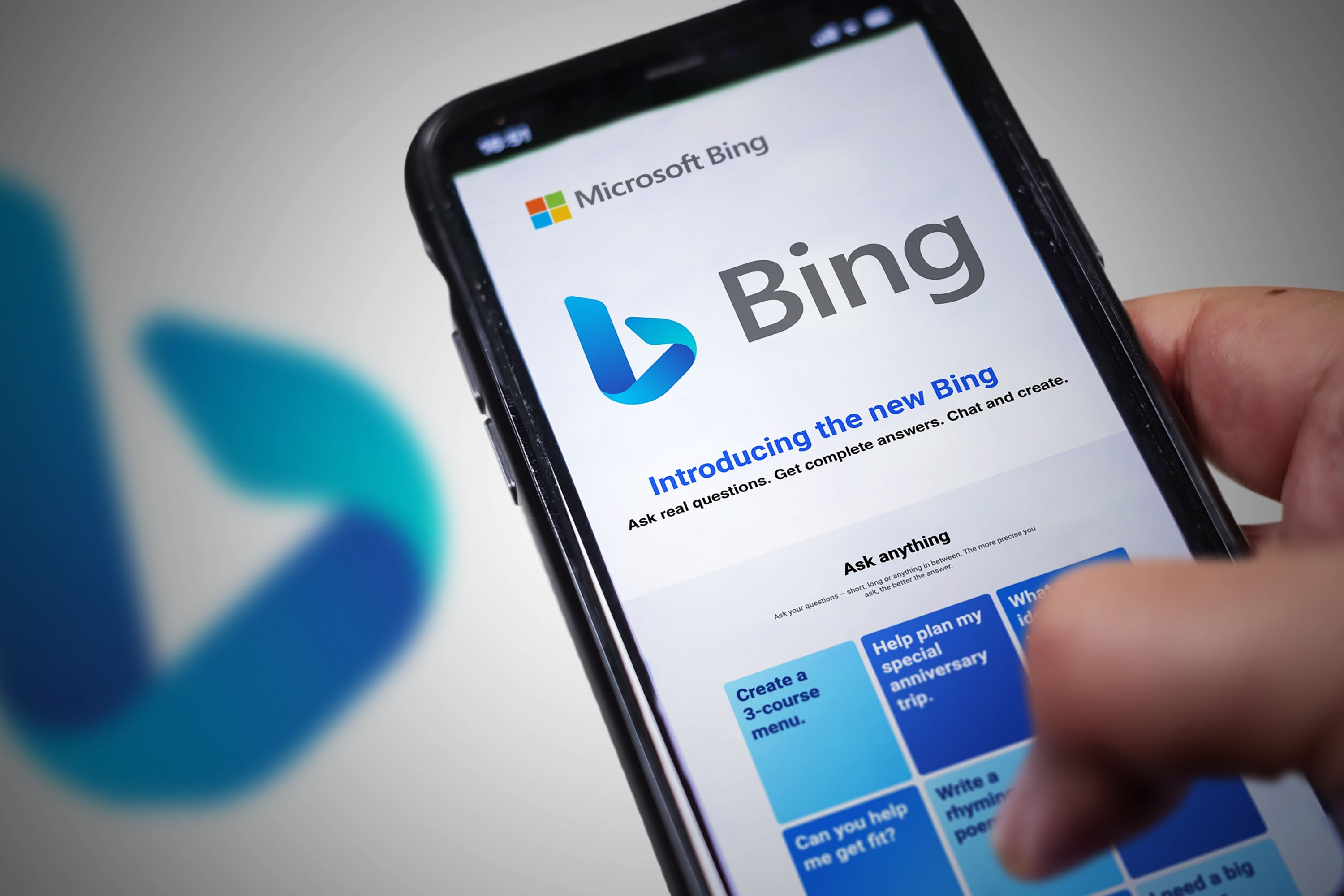 L'IA Bing Chat affichée sur un smartphone © rarrarorro / Shutterstock.com